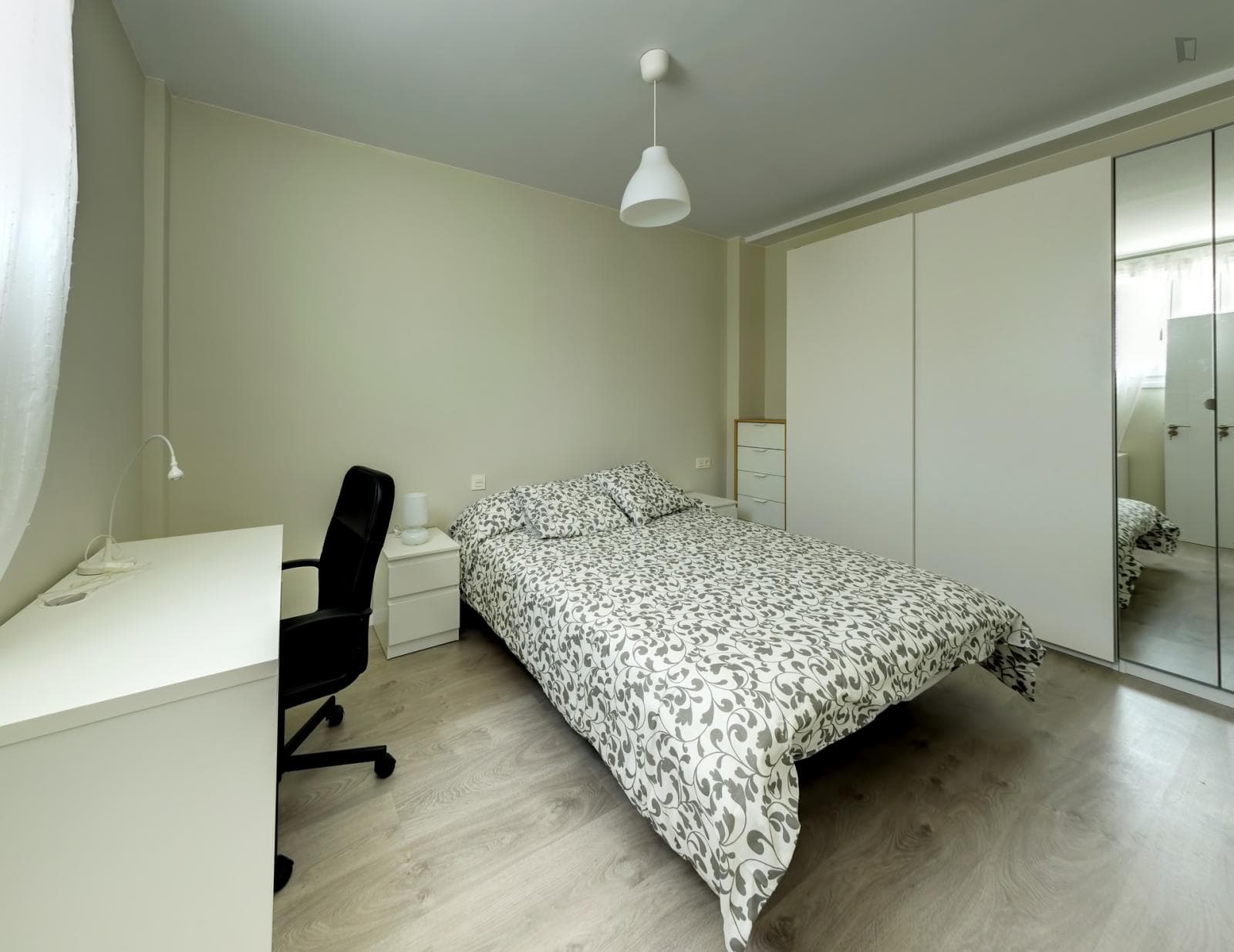 Modern double bedroom near Universidad de Zaragoza: Campus Plaza de Basilio Paraíso photo 1