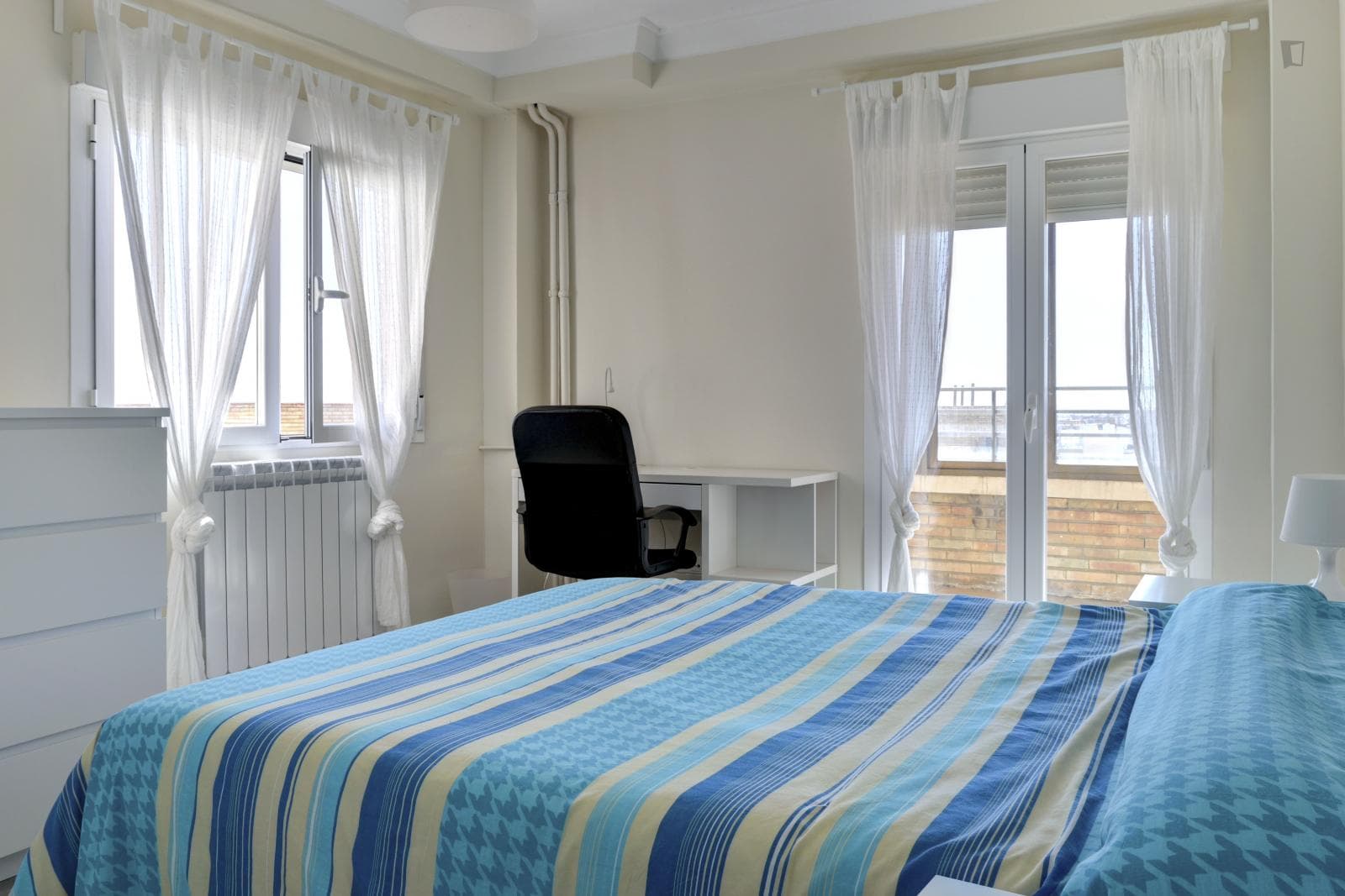 Modern 4 Bedroom Apartment with Wi-Fi and Central Heating in Central ZaragozaNew photo 1