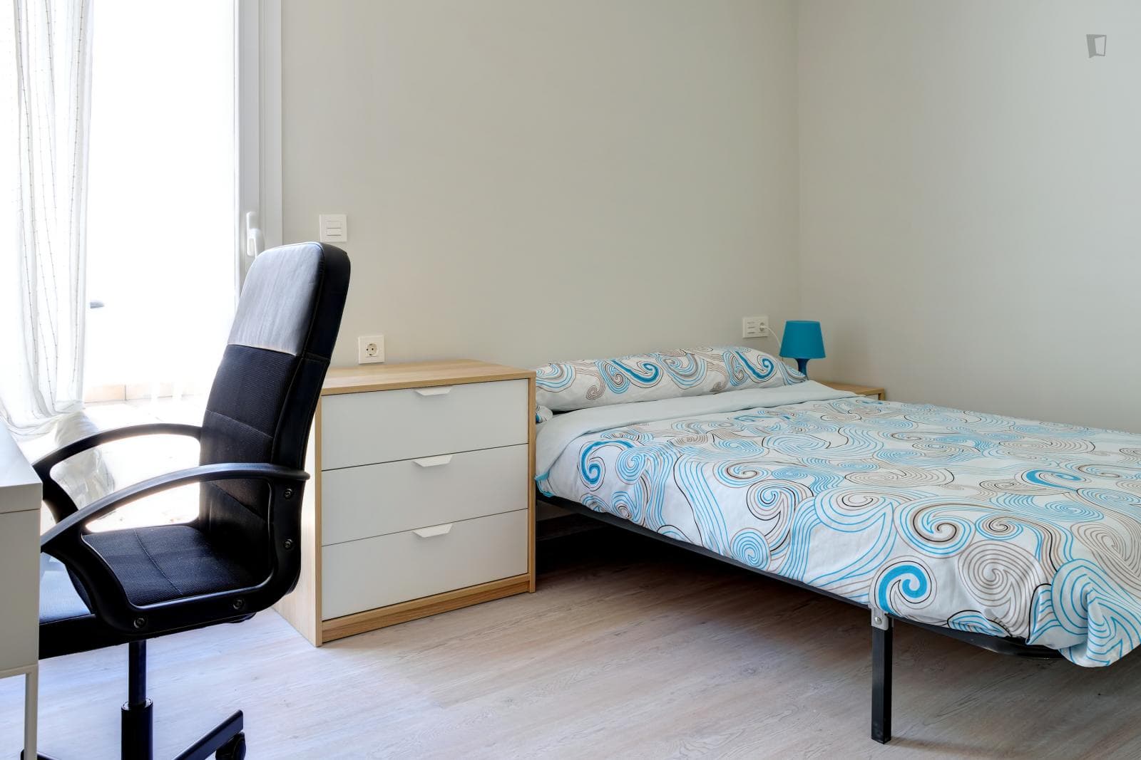 Welcoming double bedroom in a 5-bedroom flat, in Romareda photo 1