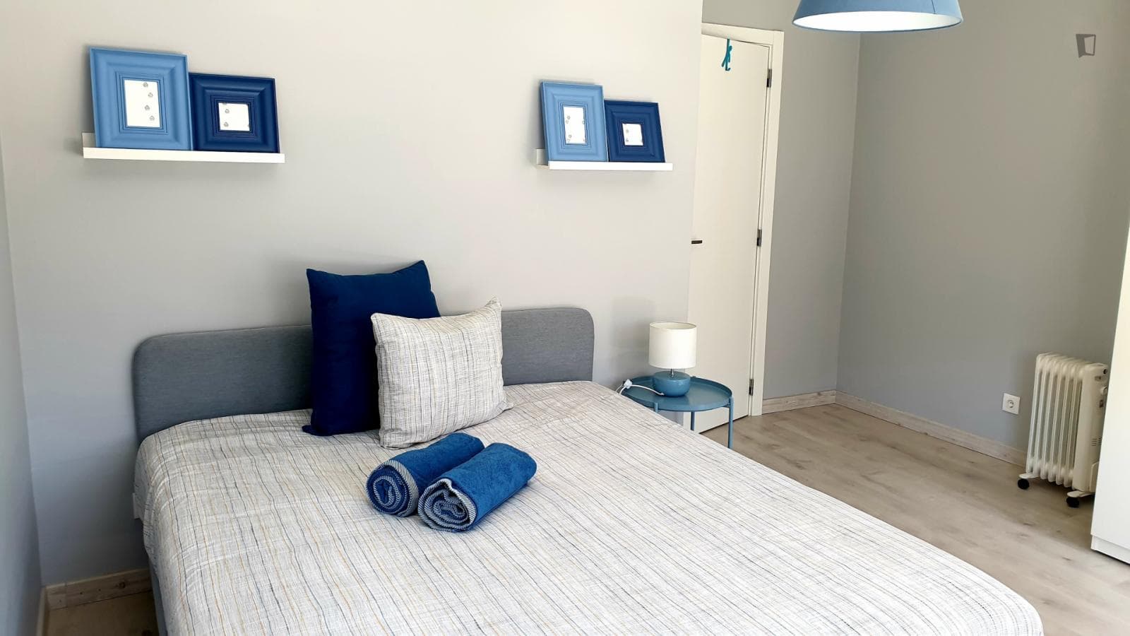 Bedroom, double bed and balcony, in 4-bedroom apartment photo 1