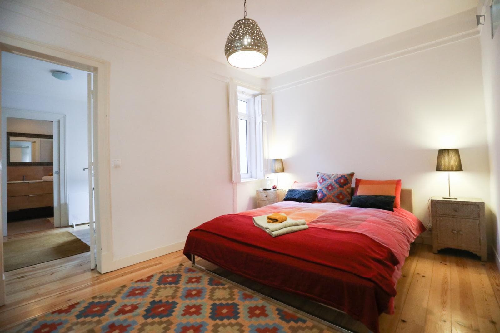 Luminous double ensuite bedroom close to the Arroios metro station photo 1