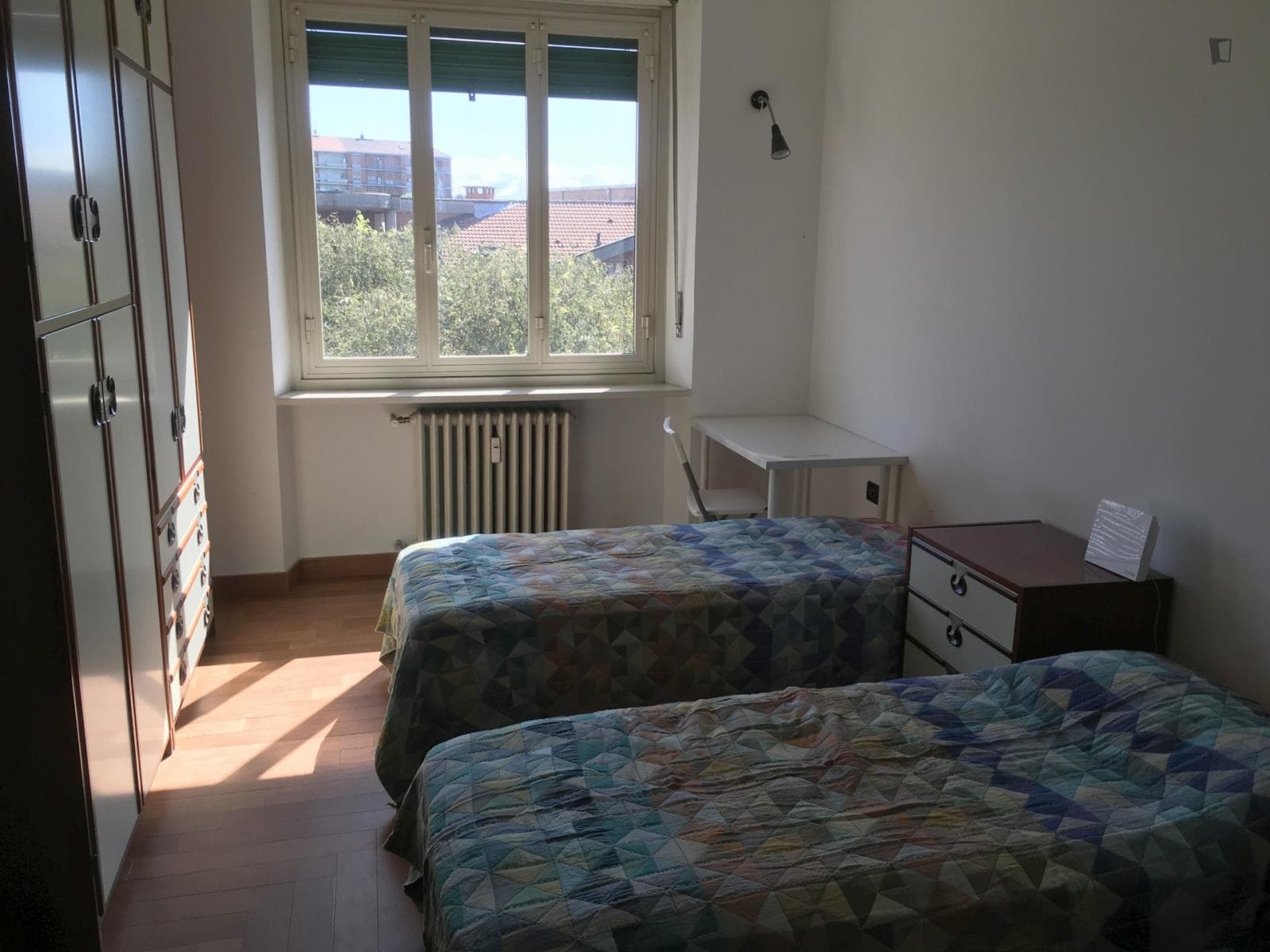 Single bed in shared bedroom photo 1