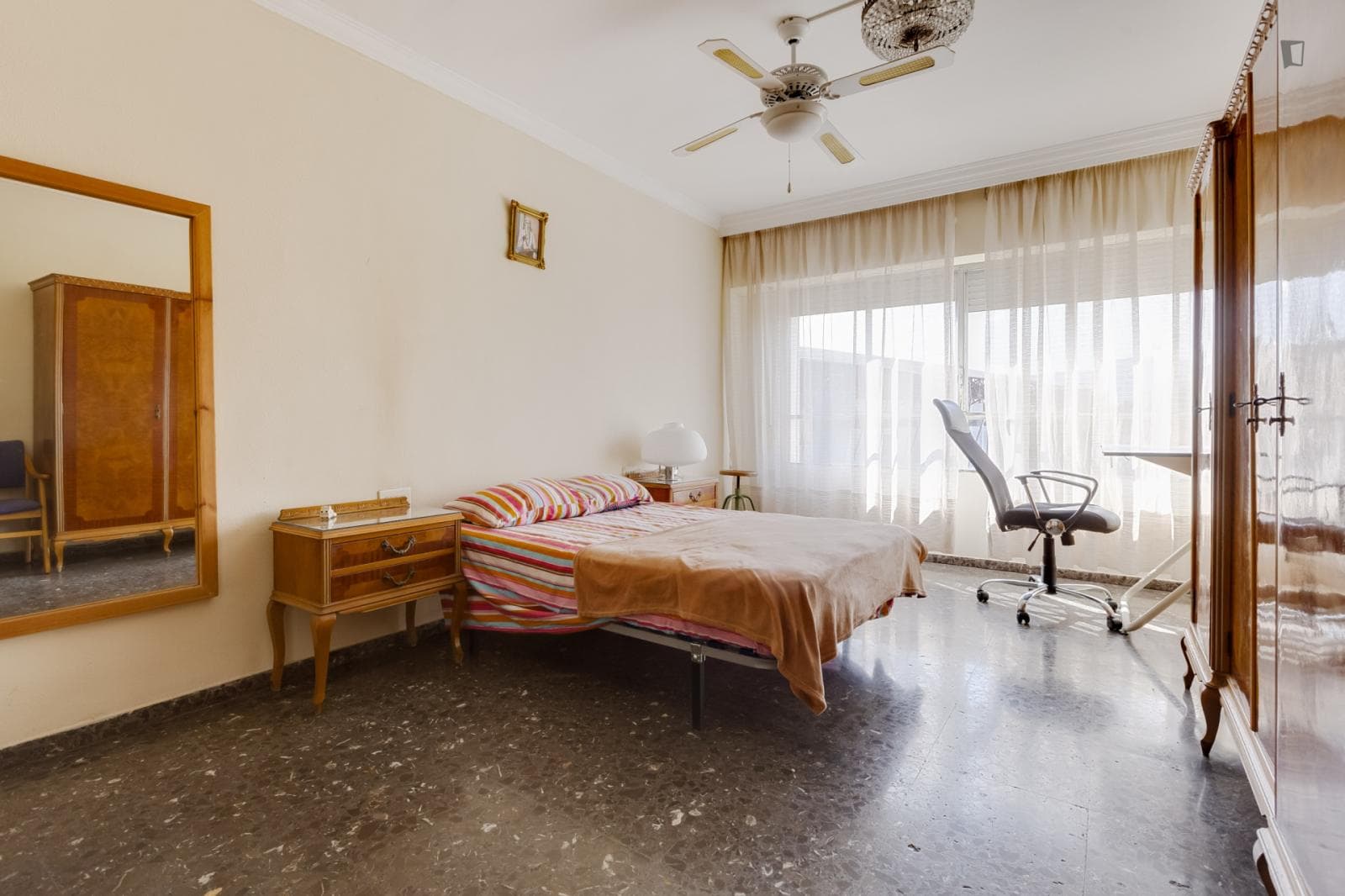 Double bedroom in the heart of student life incredible mountain and Plaza de Toros views photo 1