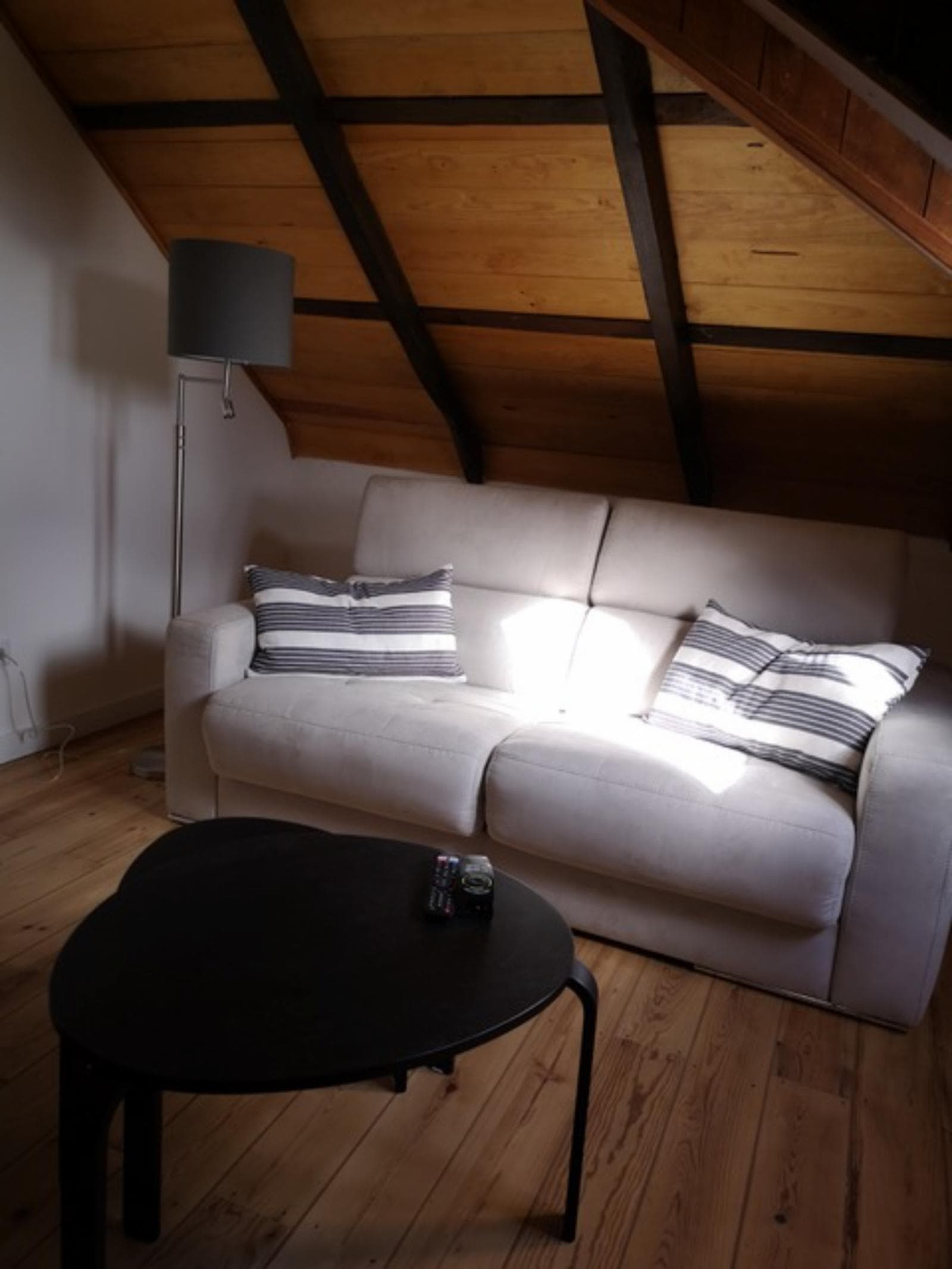 Beautiful apartment near the railway station and midway between the Center of Lisbon and Carcavelos photo 1