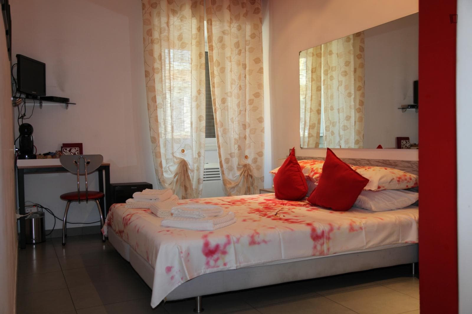 Multiple beds bedroom, with private bathroom, in 3-bedroom apartment photo 1