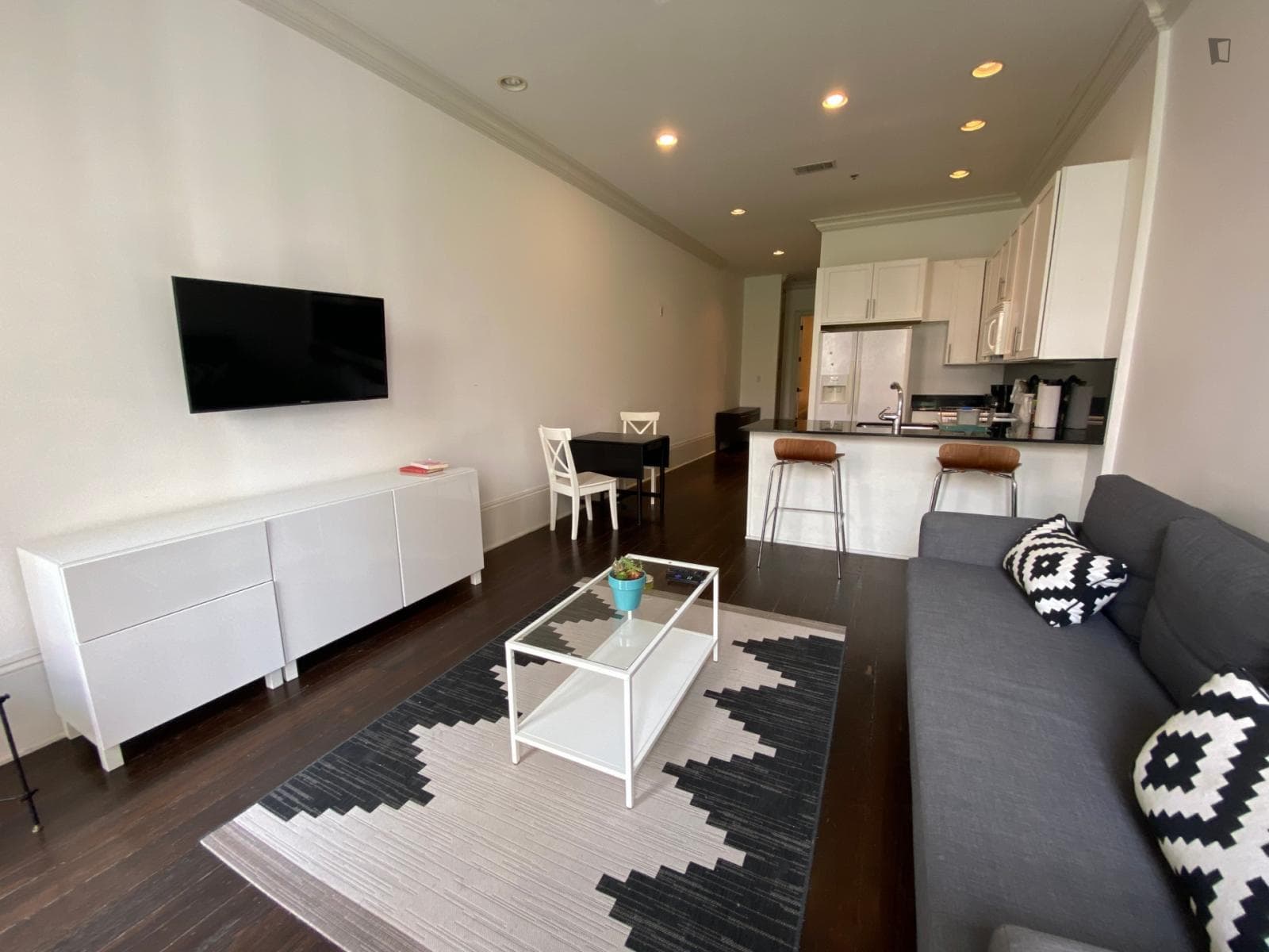 Modern 1-bedroom apartment in a residence in New Orleans, near Carondelet at Gravier photo 1