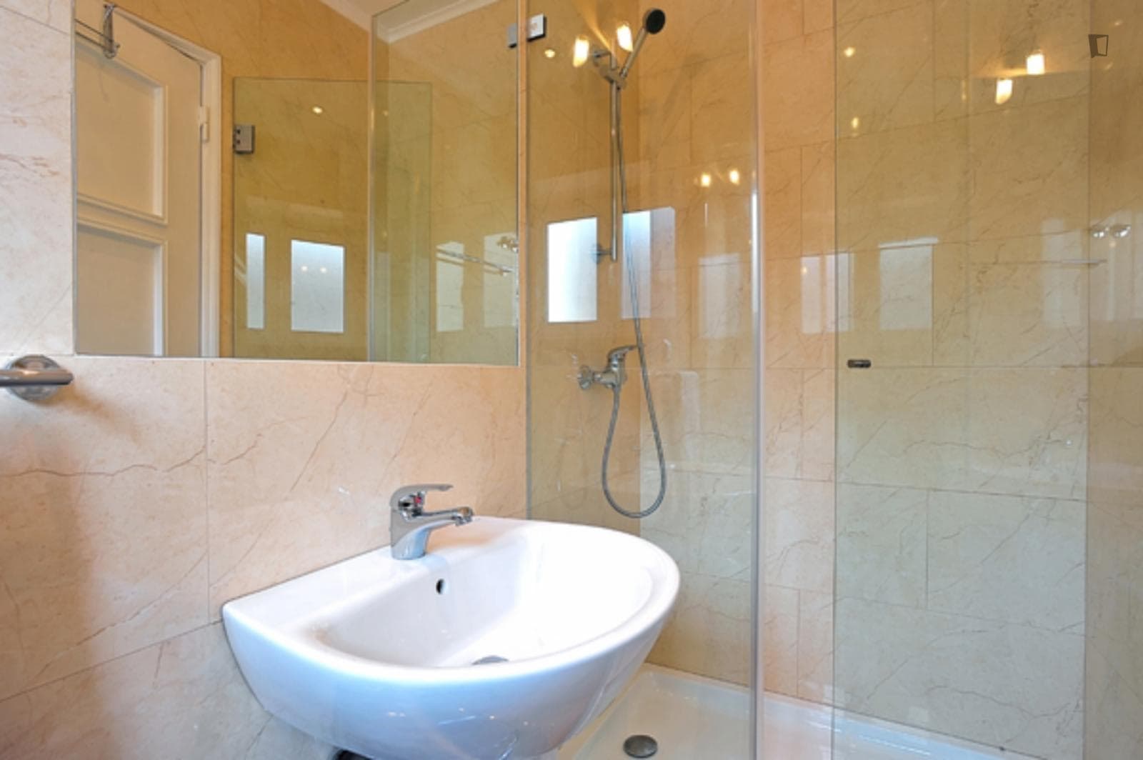 Elegant 4-bedroom apartment next to Anjos metro station photo 1