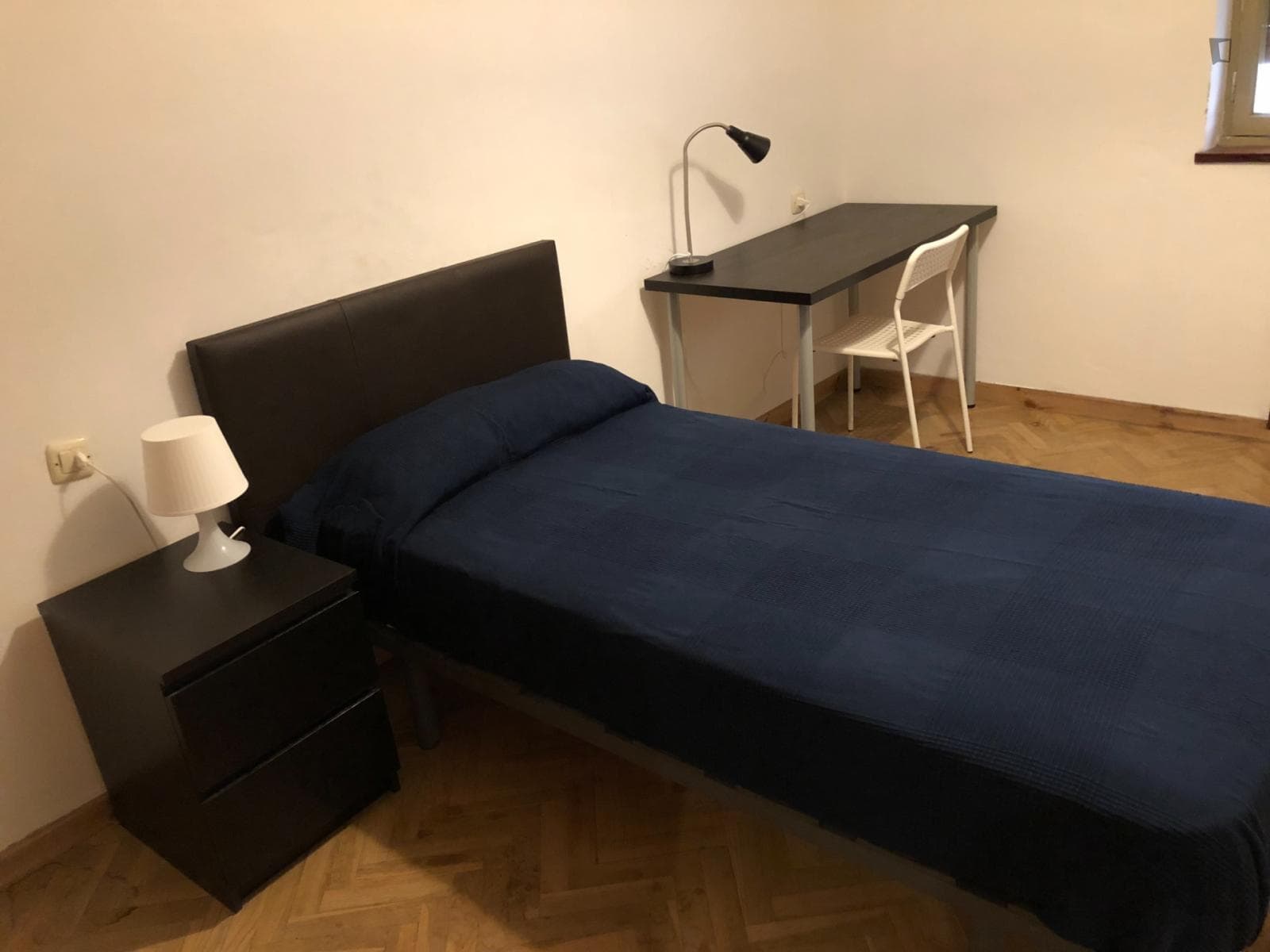 Single bedroom in 4-bedroom apartment photo 1