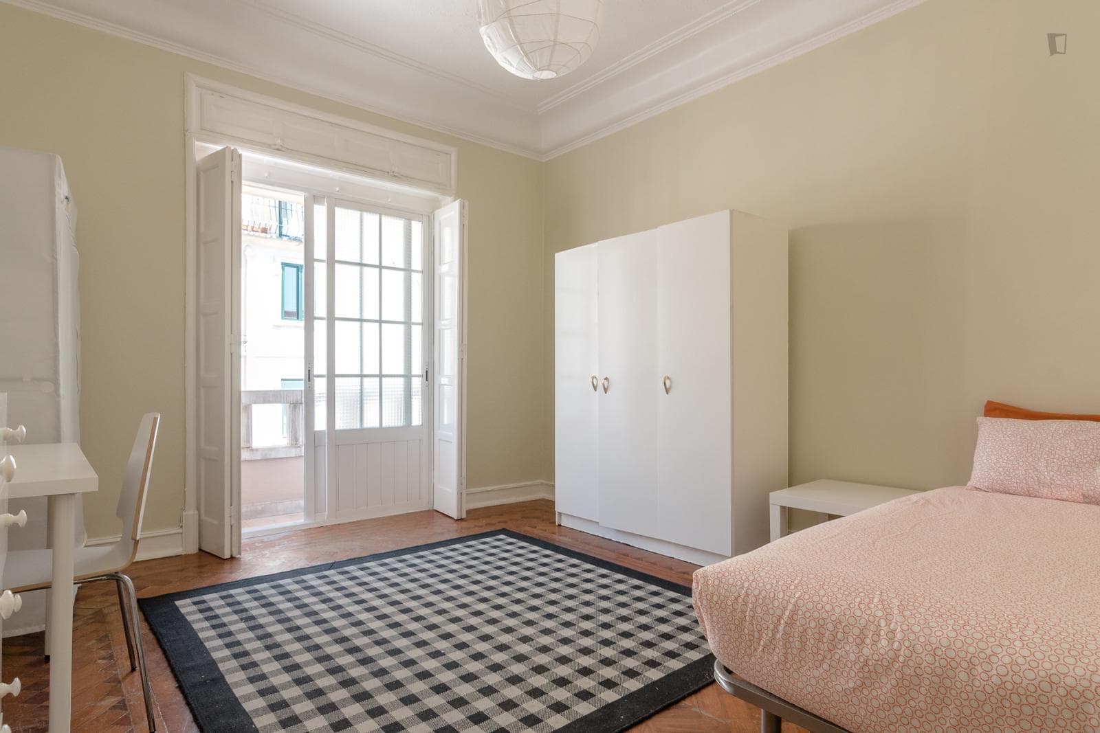 Cosy double bedroom in a 7-bedroom apartment close to Lisboa downtown photo 1