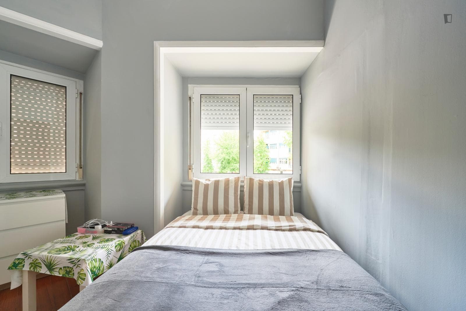 Alluring double bedroom near Jardim Fernando Pessa photo 1