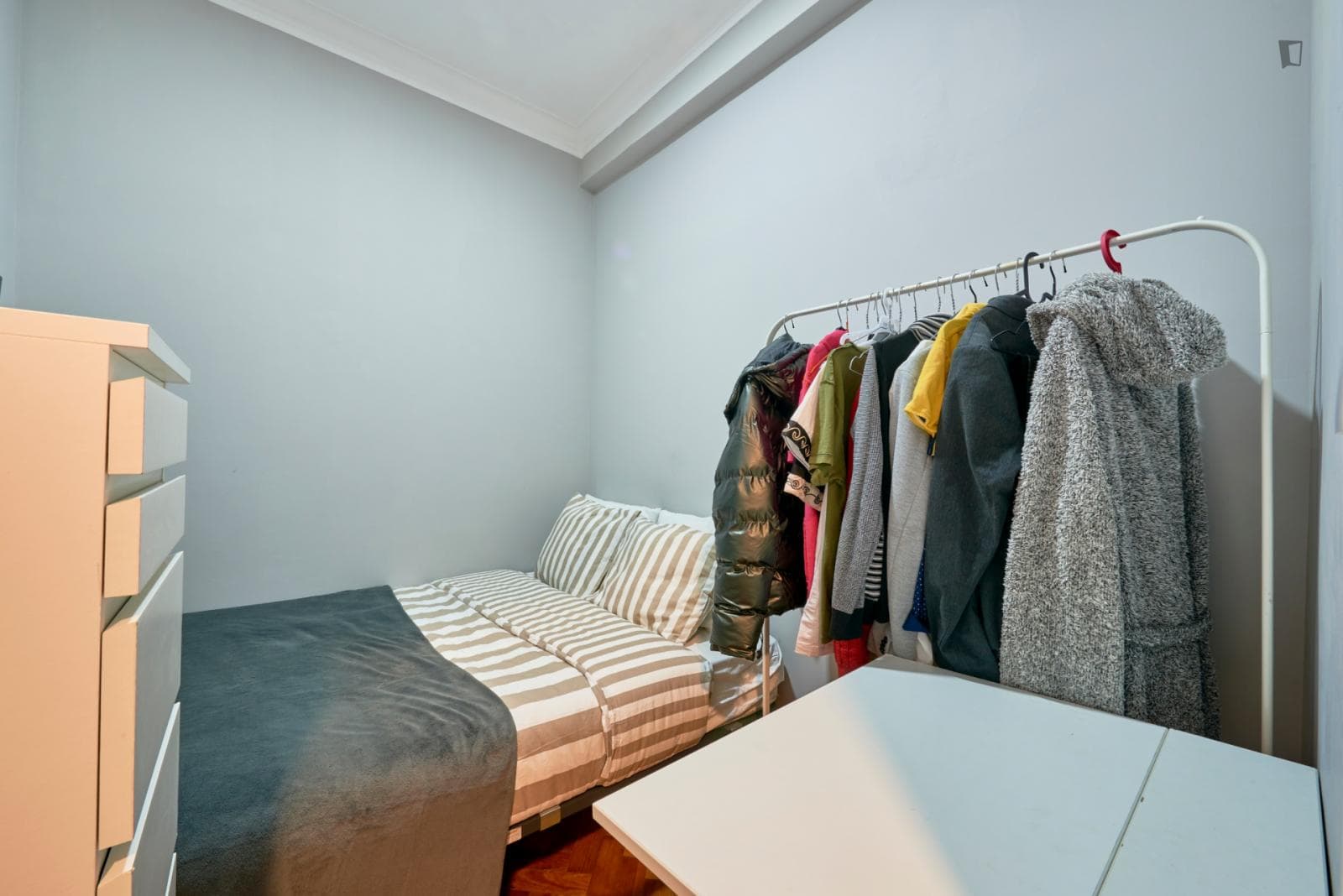 Snug double bedroom near Amadora Este metro station photo 1