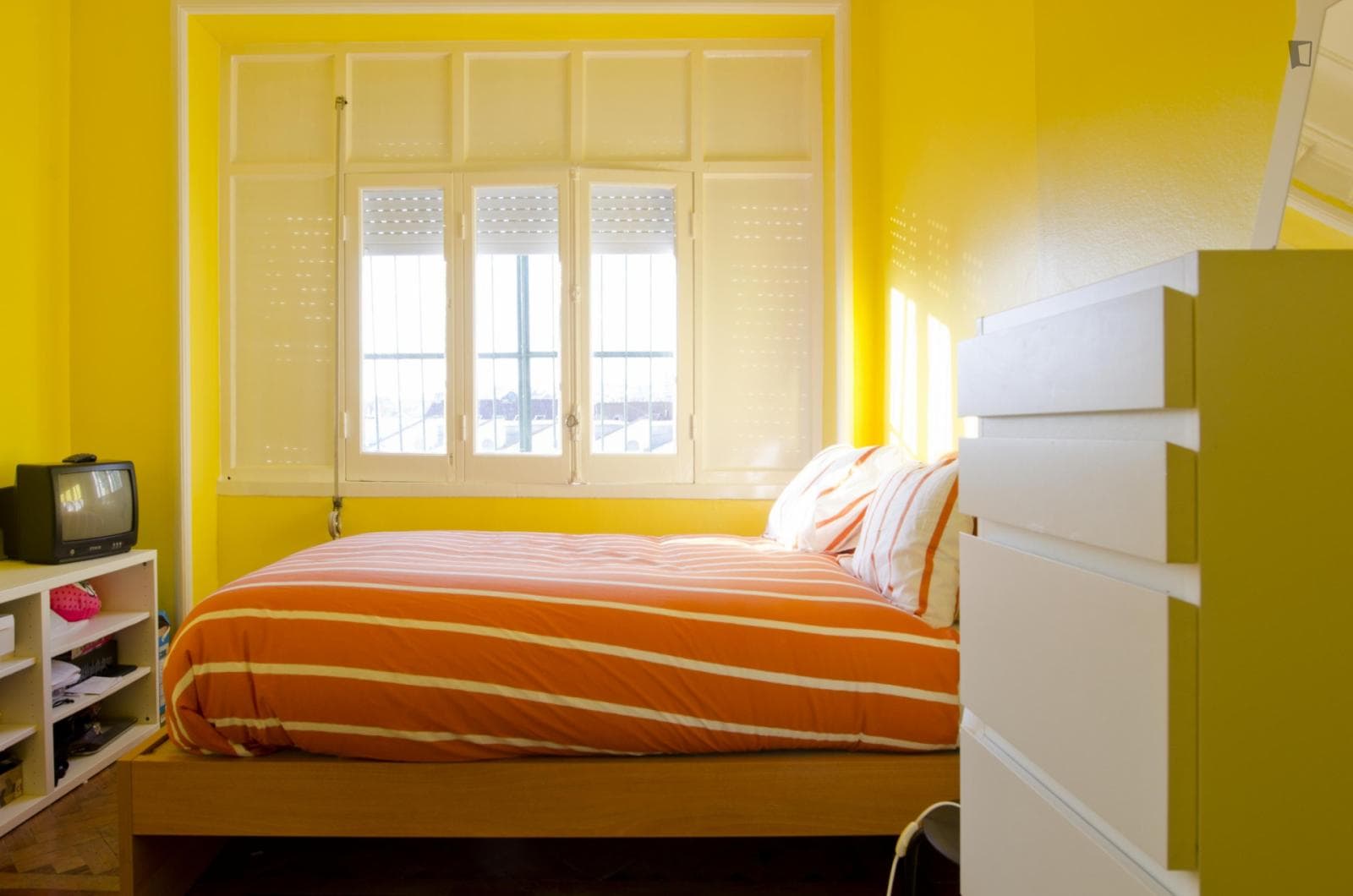 Charming double bedroom not far from Faculdade De Ciencias Medicas Da Universidade Nova De Lisboa photo 1