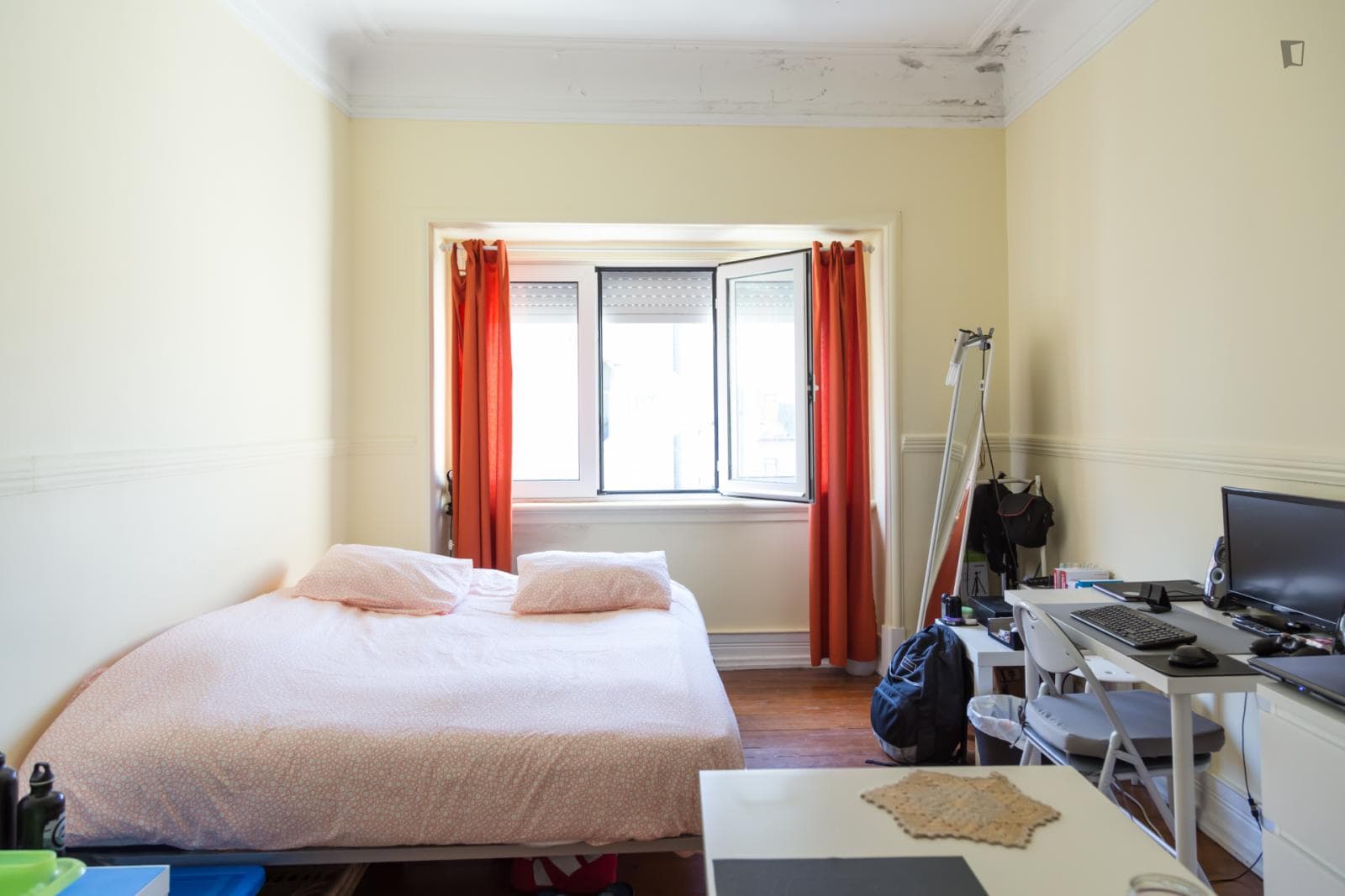 Typical double bedroom in a grand 7-bedroom flat near Jardim Fernando Pessoa photo 1