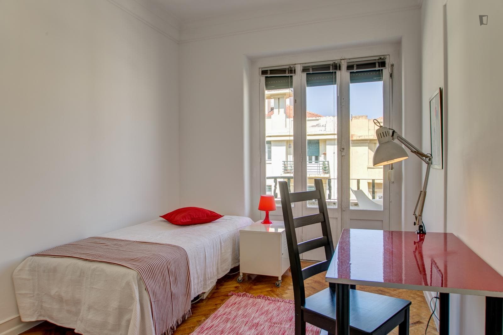 Colourful single bedroom in São Sebastião da Pedreira photo 1