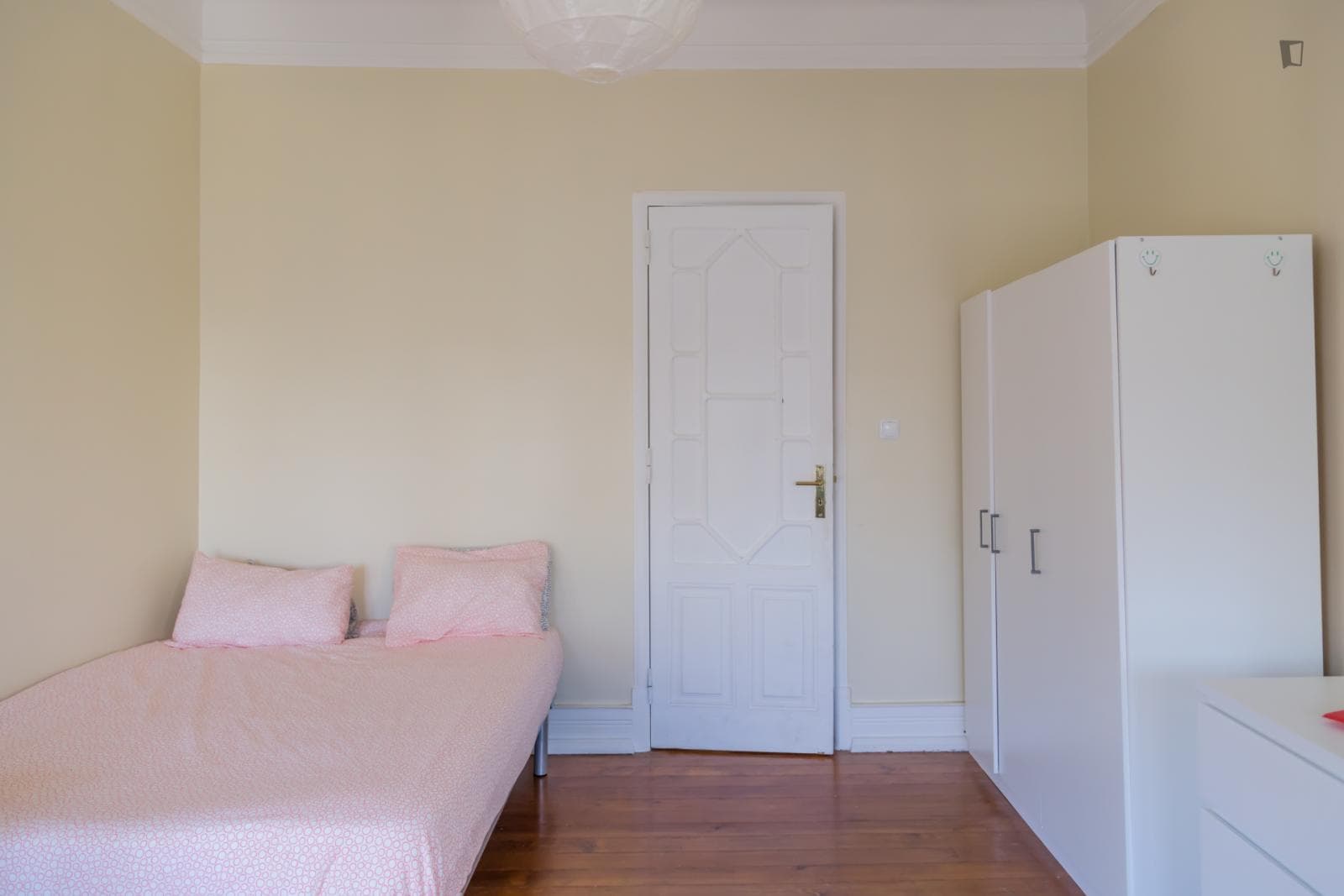 Large double bedroom with a balcony view in a student apartment in Campo Pequeno photo 1