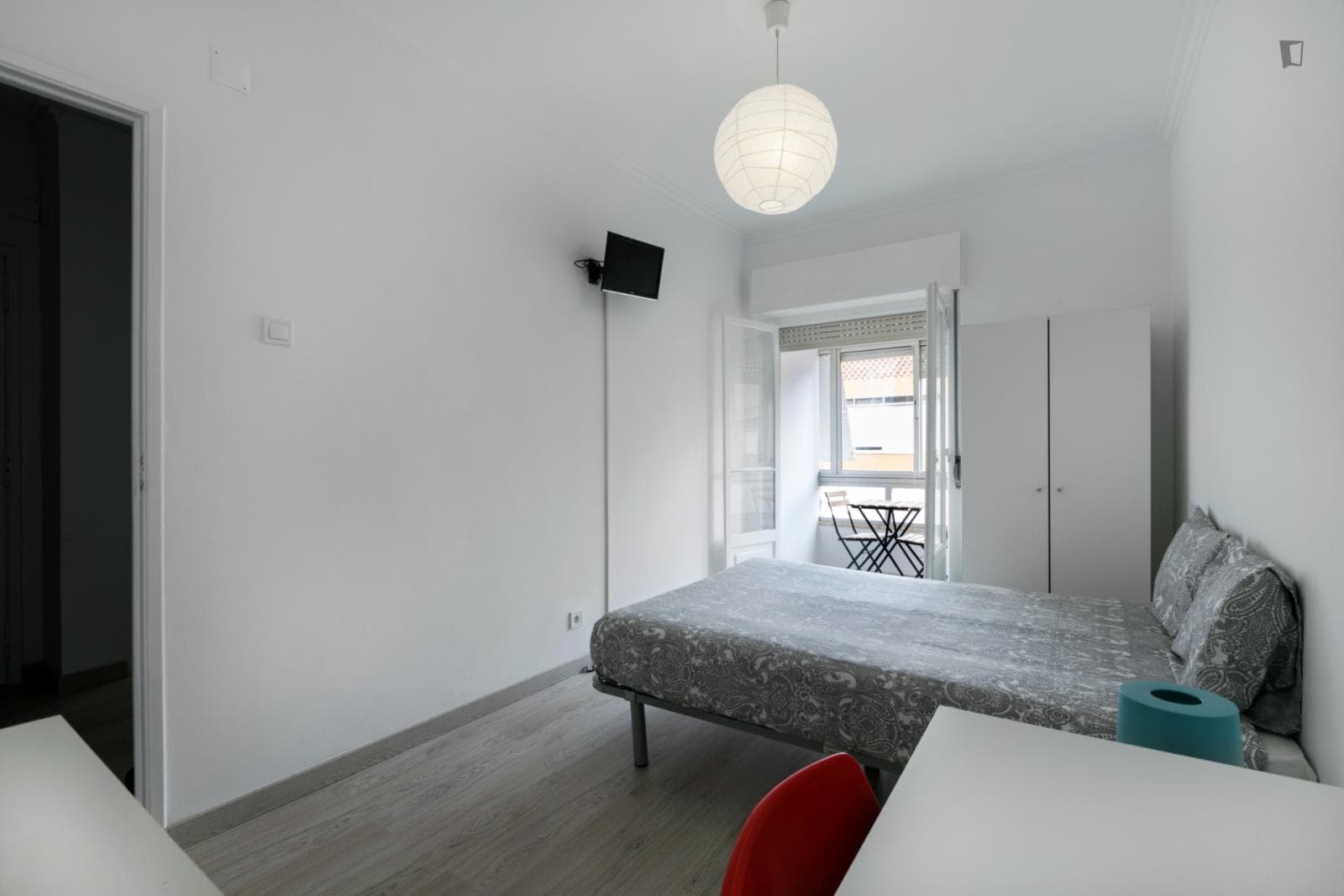 Spacious double bedroom in Amadora photo 1