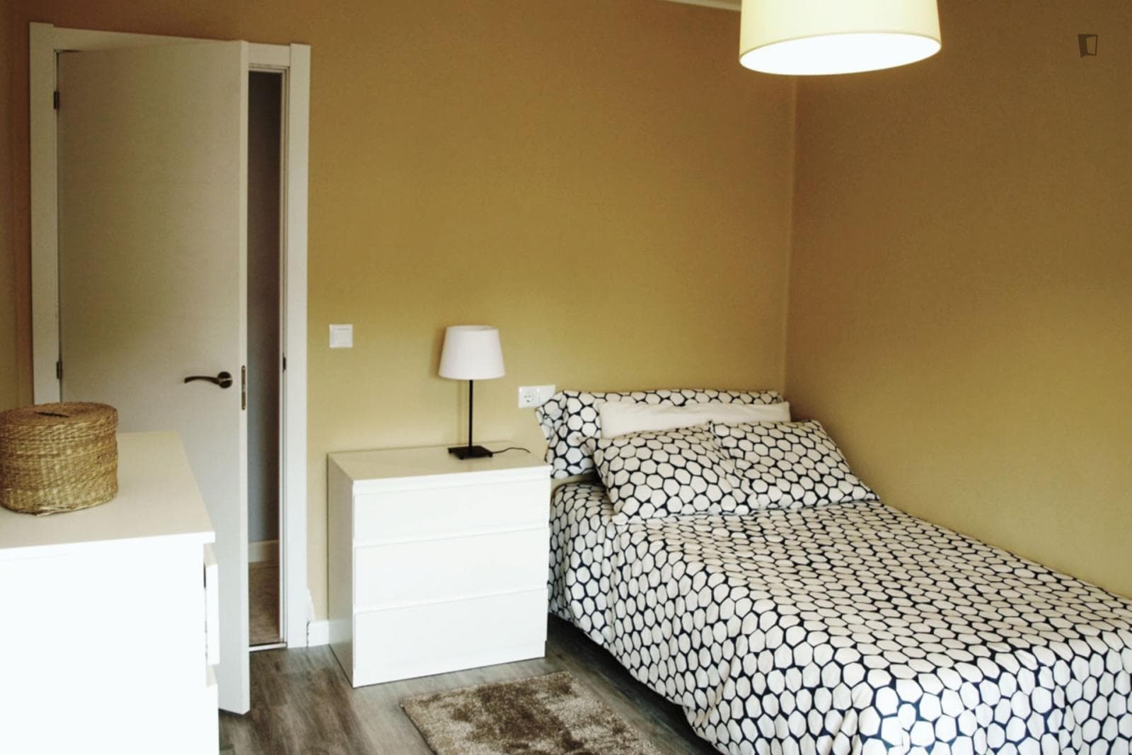 Modern single bedroom in a 3-bedroom apartment near Jardines del Campillín photo 1