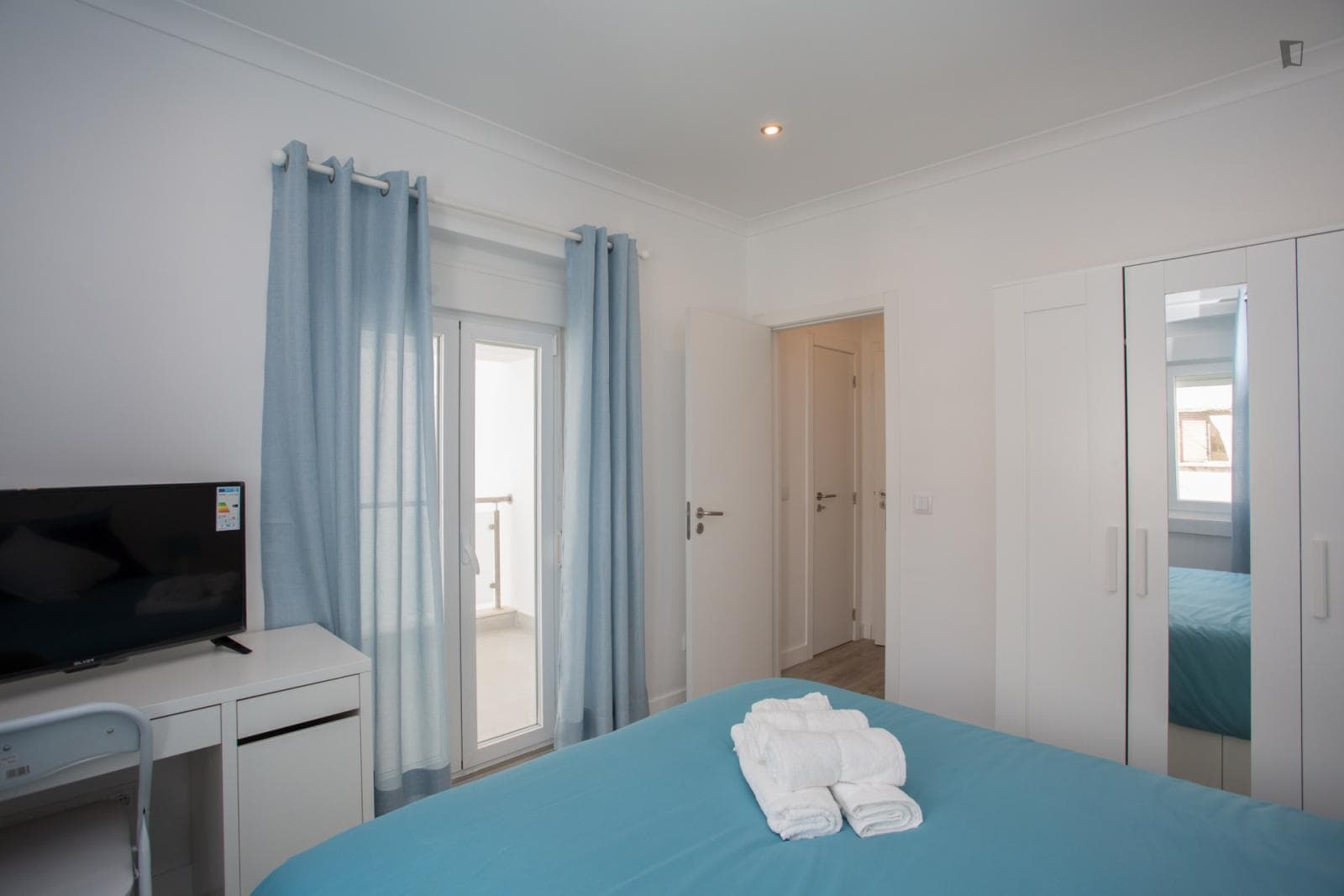 Charming double ensuite bedroom with balcony in Costa da Caparica photo 1