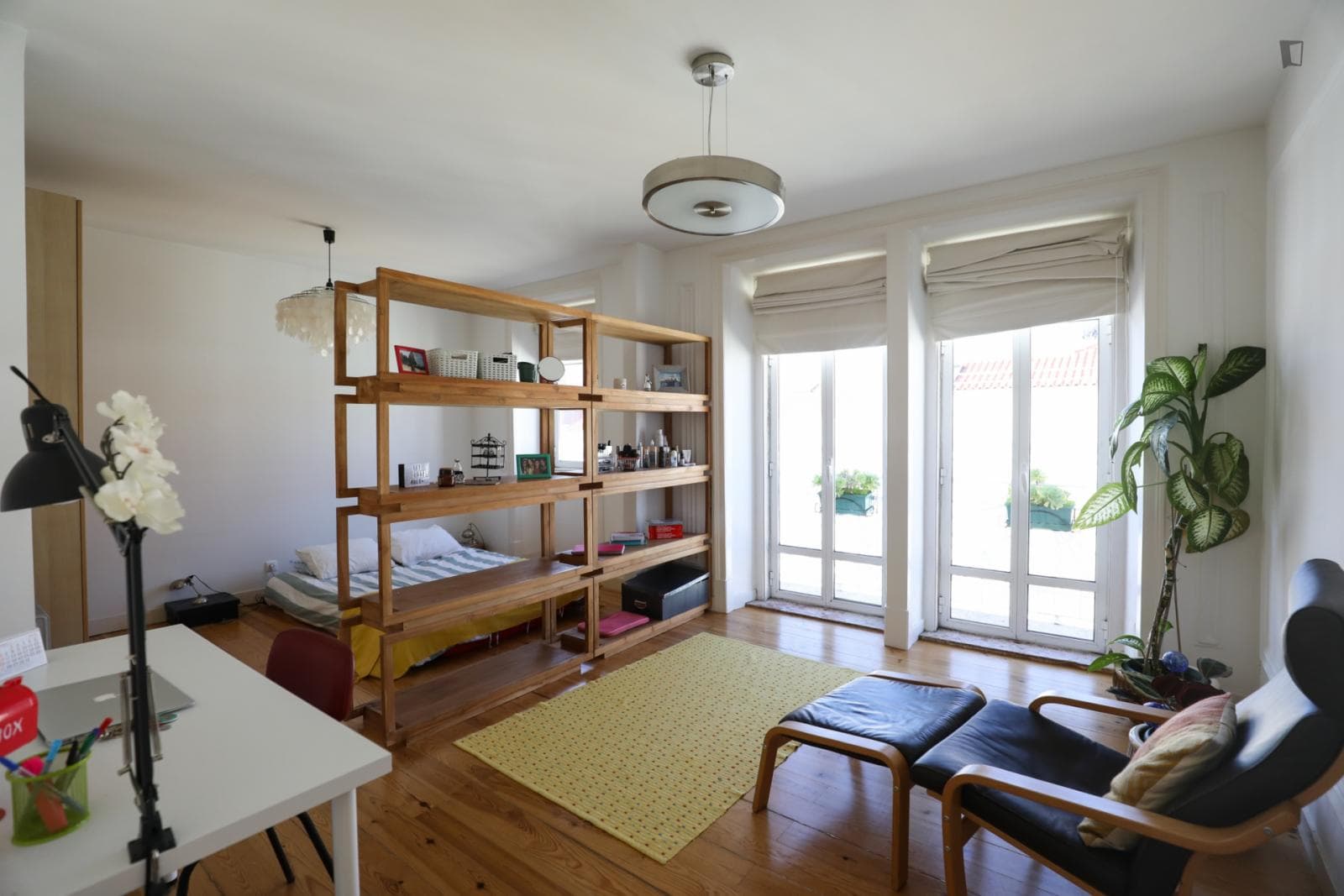 Large and bright double bedroom in Arroios photo 1