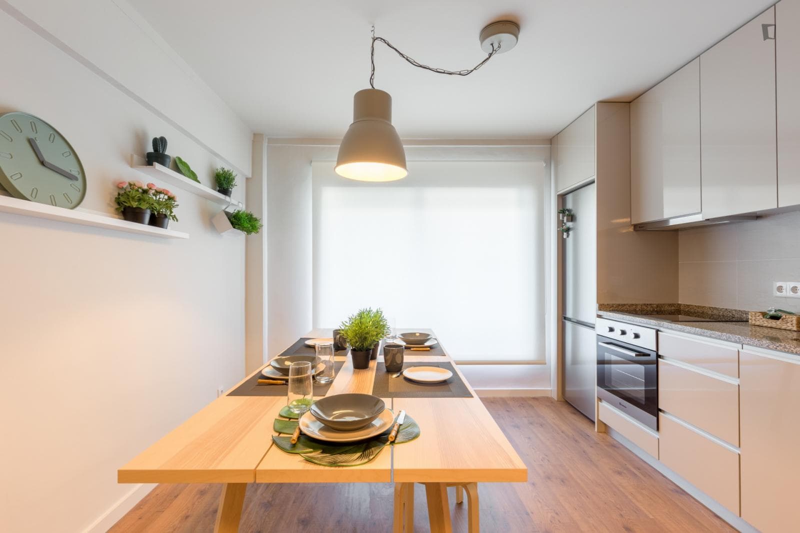 Room 4 - Bright double bedroom in Senhora da Hora photo 1