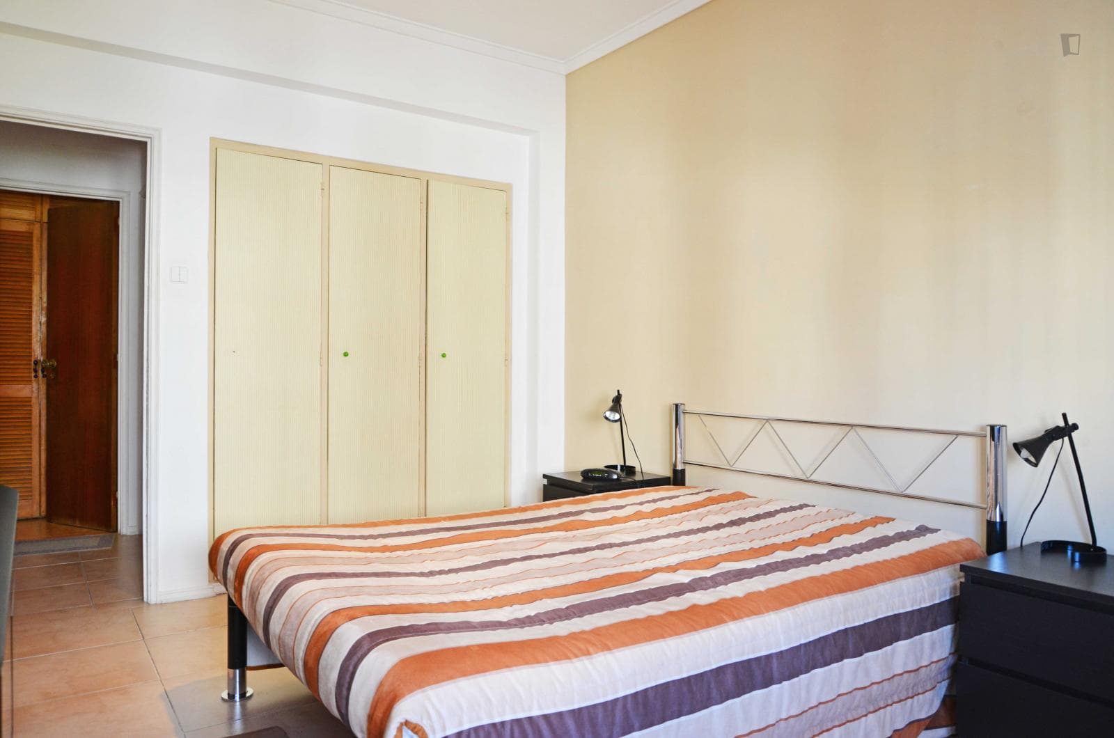 Pleasant double bedroom near Colombo shopping centre photo 1