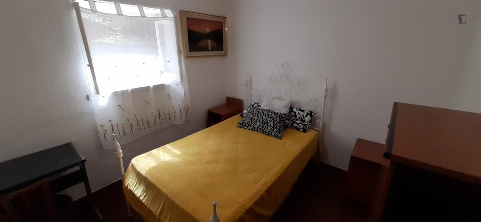 Bright single bedroom in Barreira photo 1