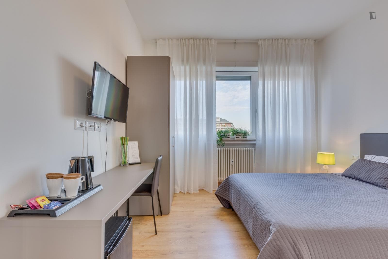 Spacious and full of light double bedroom with private bathroom, in 4 rooms apartment photo 1