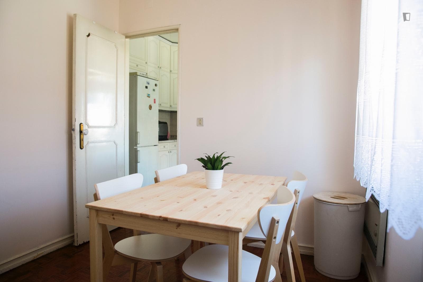 Appealing single bedroom with a balcony near the university city and the Catholic and European universities photo 1