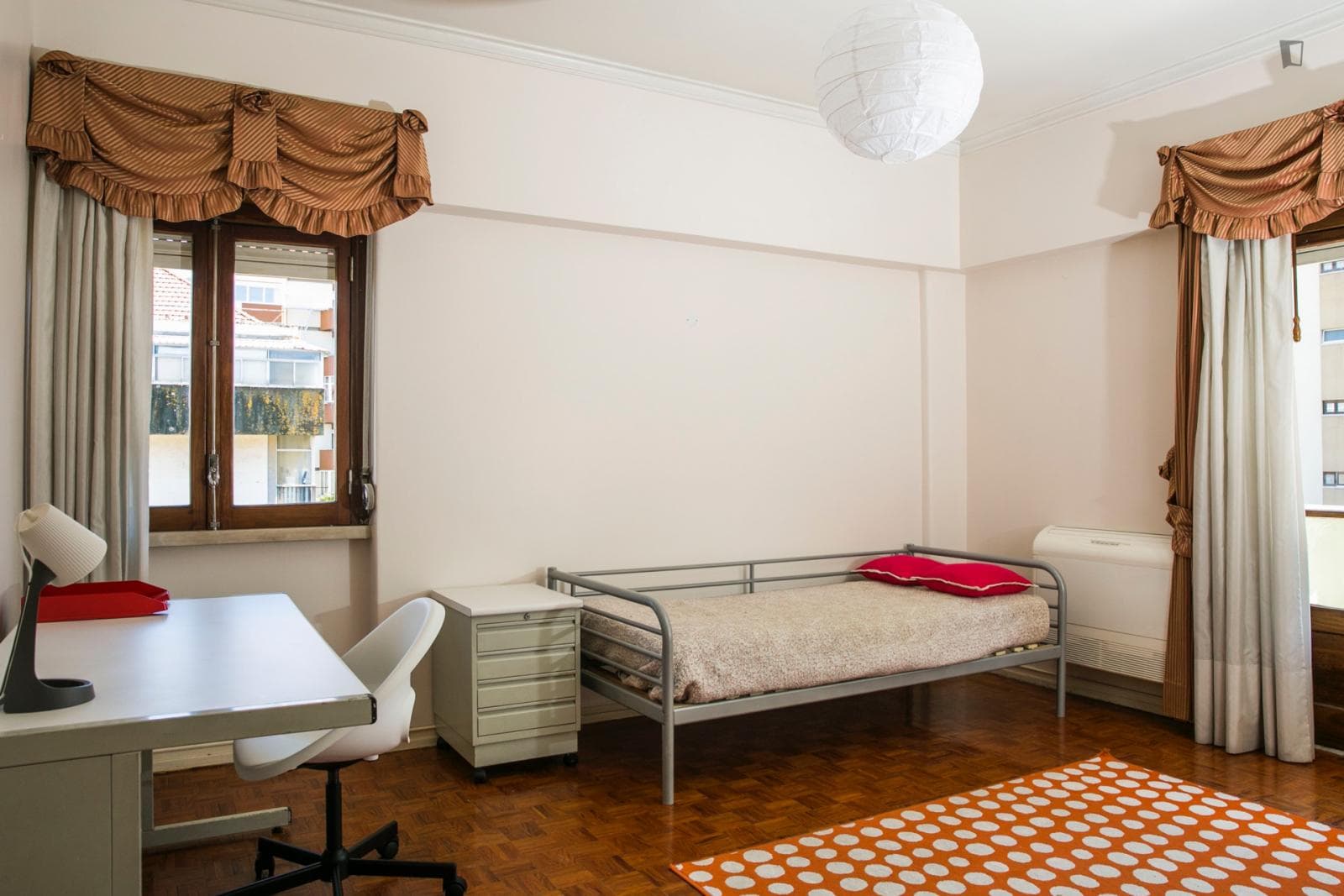 Bright spacious bedroom with a balcony near the university city and the Catholic and European universities photo 1