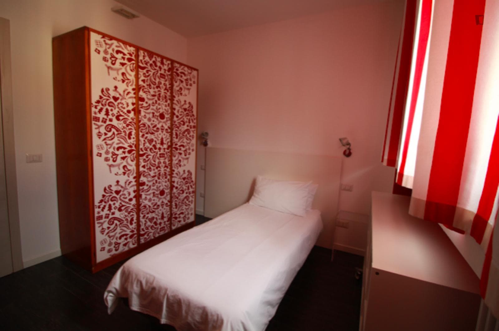 Single bedroom with private bathroom photo 1