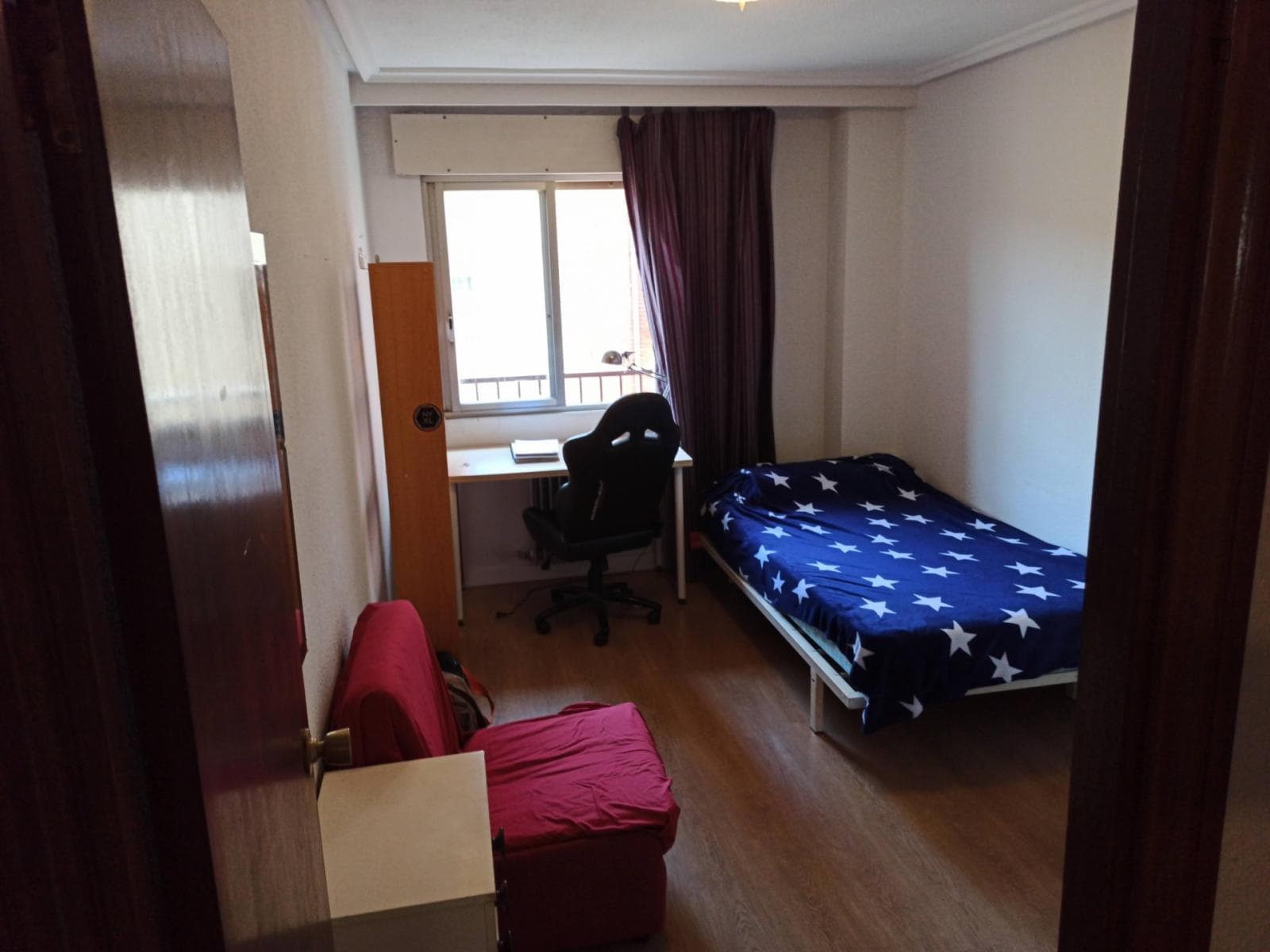 Homely single bedroom in a student flat, near the La Alamedilla train station photo 1
