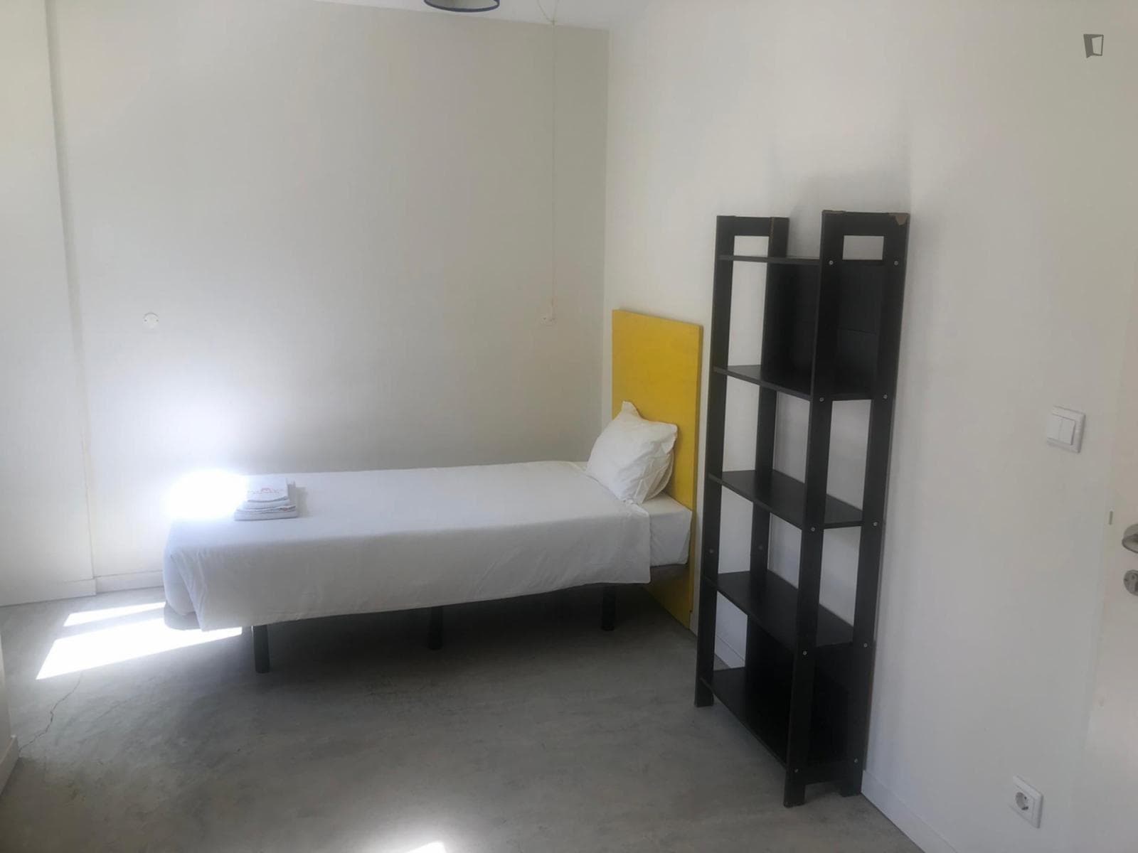 Single bedroom in a 10-bedroom student flat, in Intendente photo 1