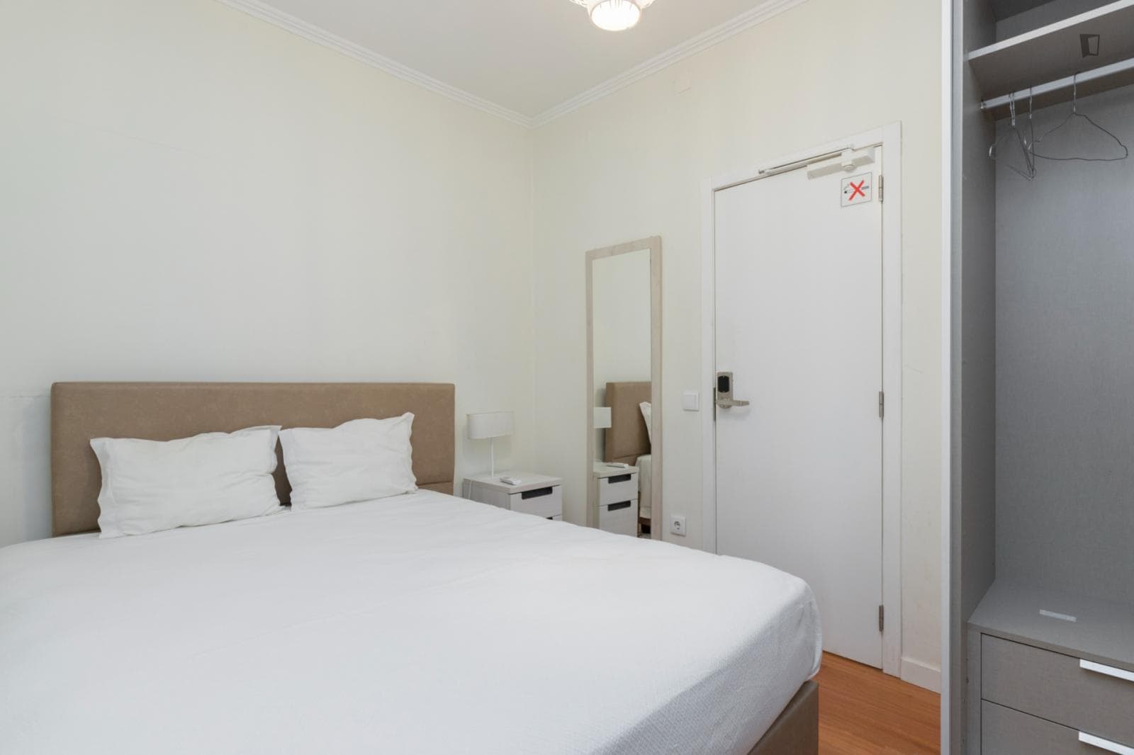 Comfortable double bedroom in a student apartment, in Intendente photo 1