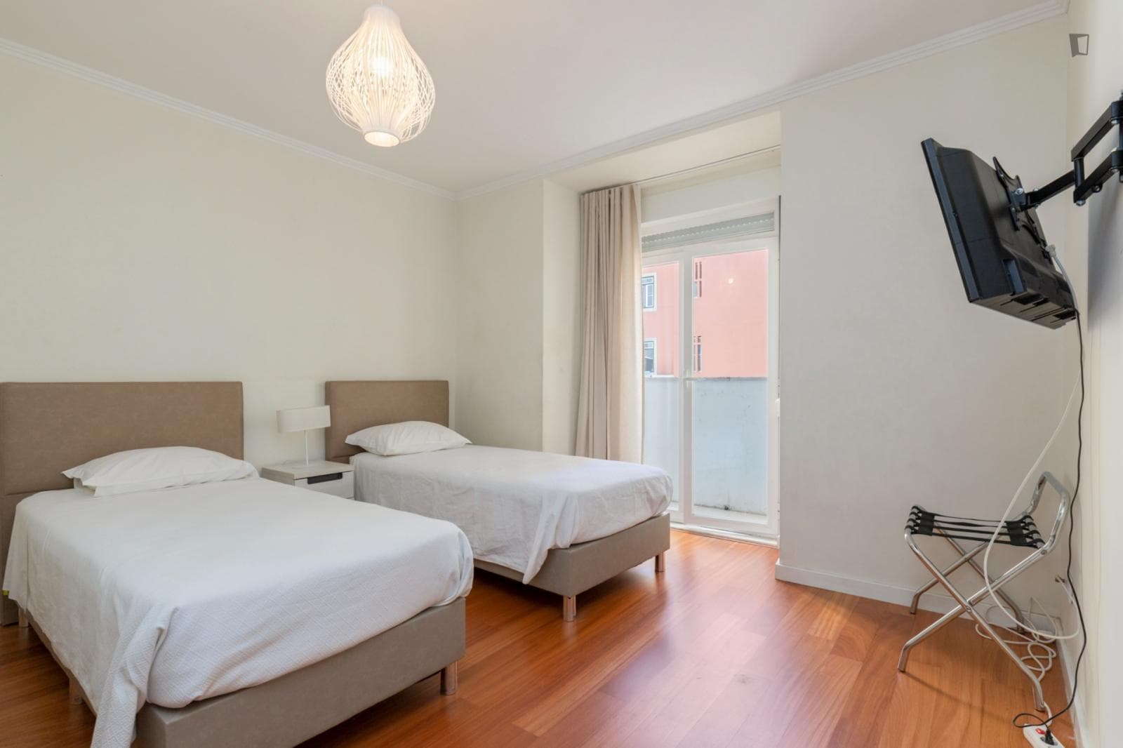 Spacious bedroom with a balcony, near Intendente metro in city centre photo 1