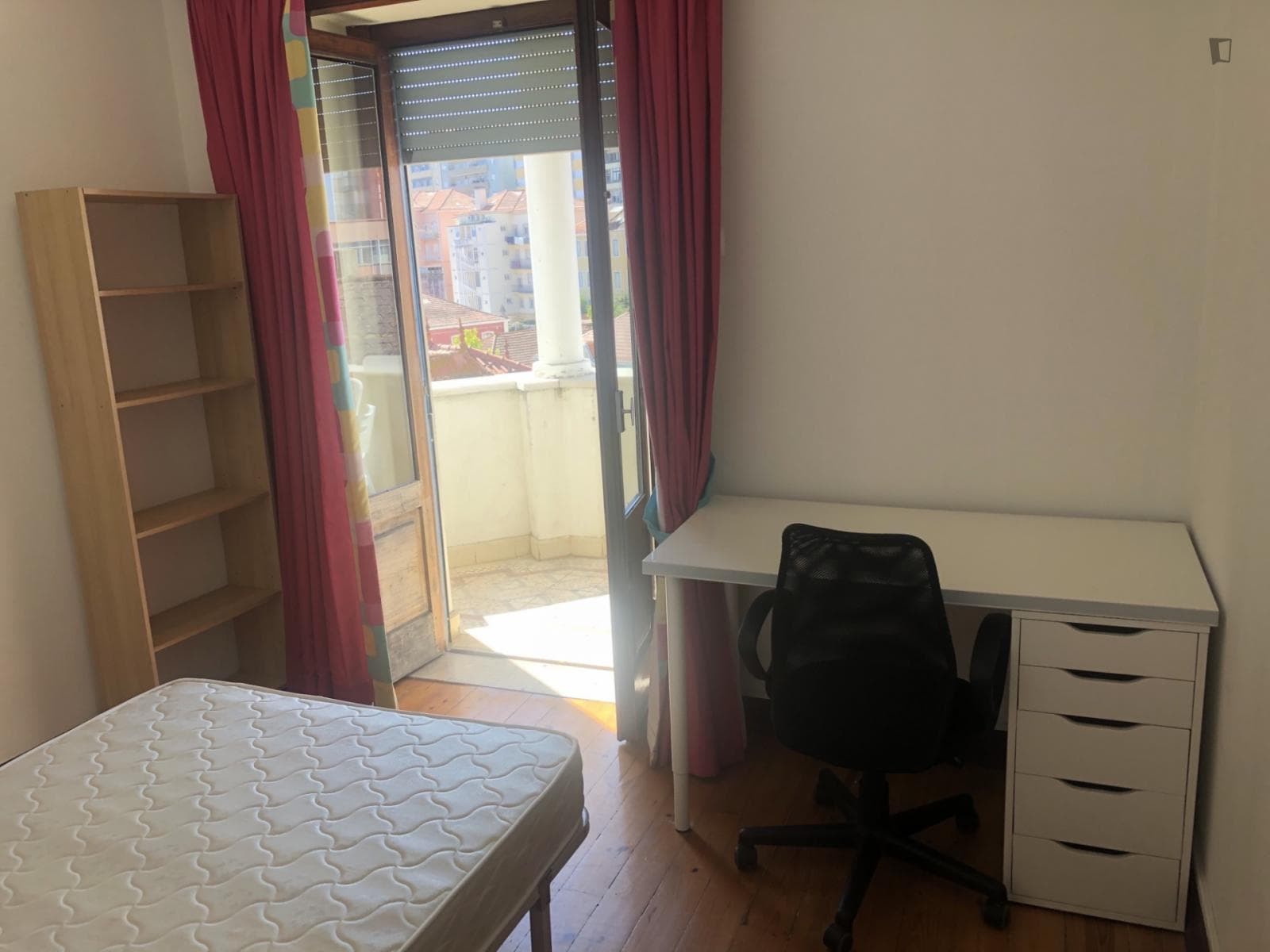 Welcoming single bedroom with a balcony close to Faculdade de Economia da Universidade de Coimbra photo 1