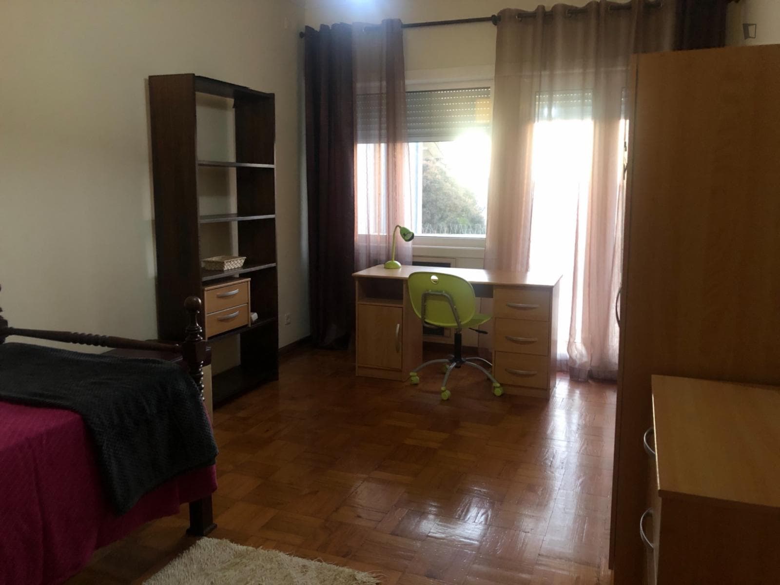 Single Bedroom in a 3-bedroom apartment photo 1