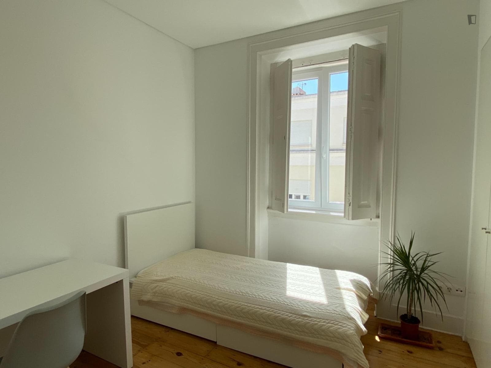 Comfy single bedroom close to IST photo 1