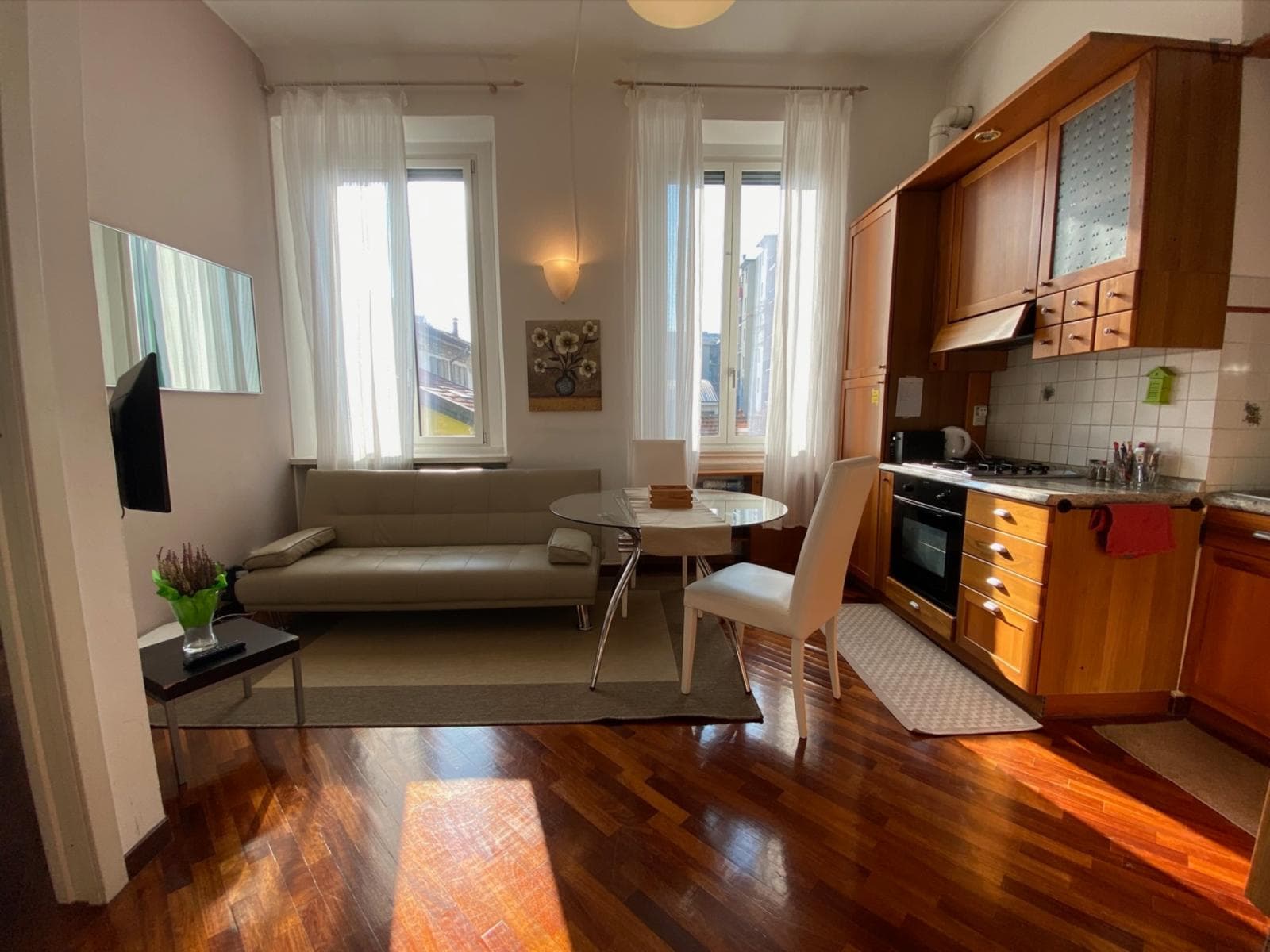 Bright and quiet 1br, Navigli-Bocconi 45 m/485ft photo 1