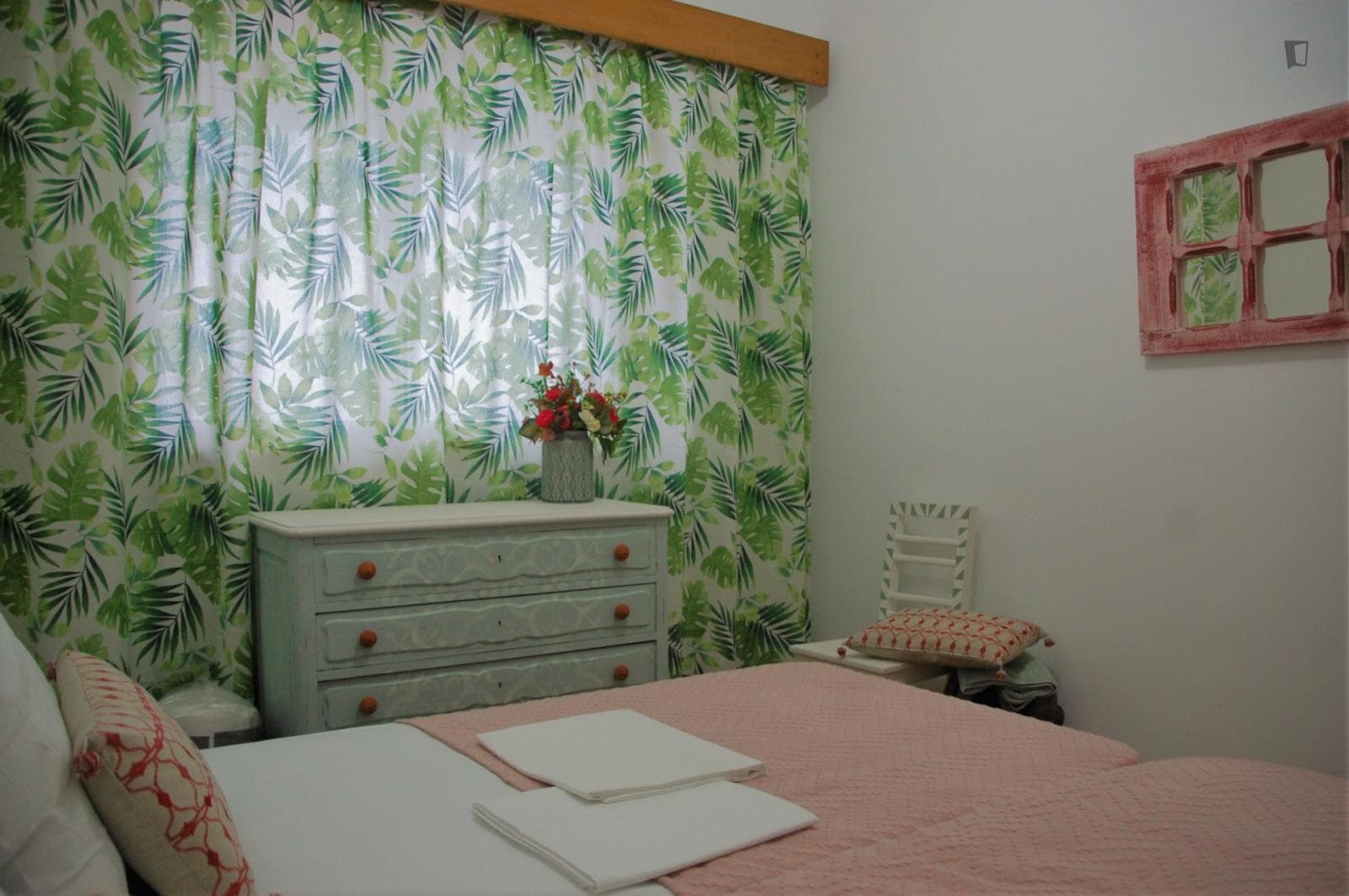 Nice single bedroom close Trindade metro station photo 1