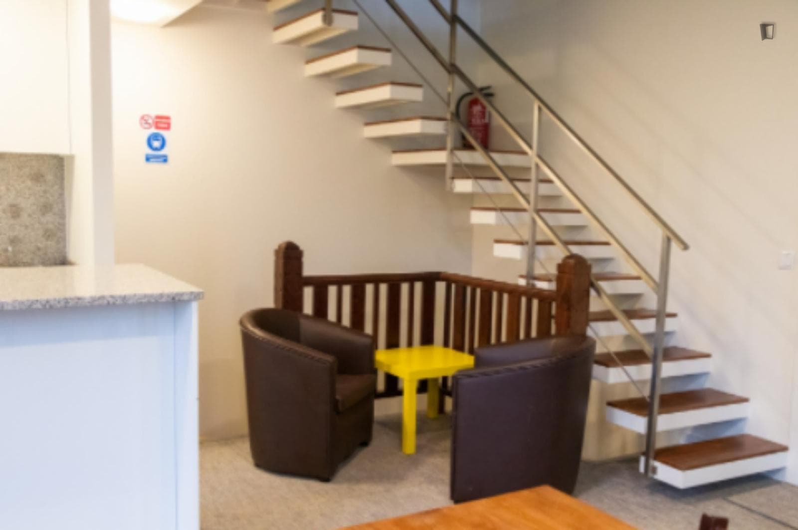 Single bedroom, with private bathroom, in 9-bedroom house photo 1