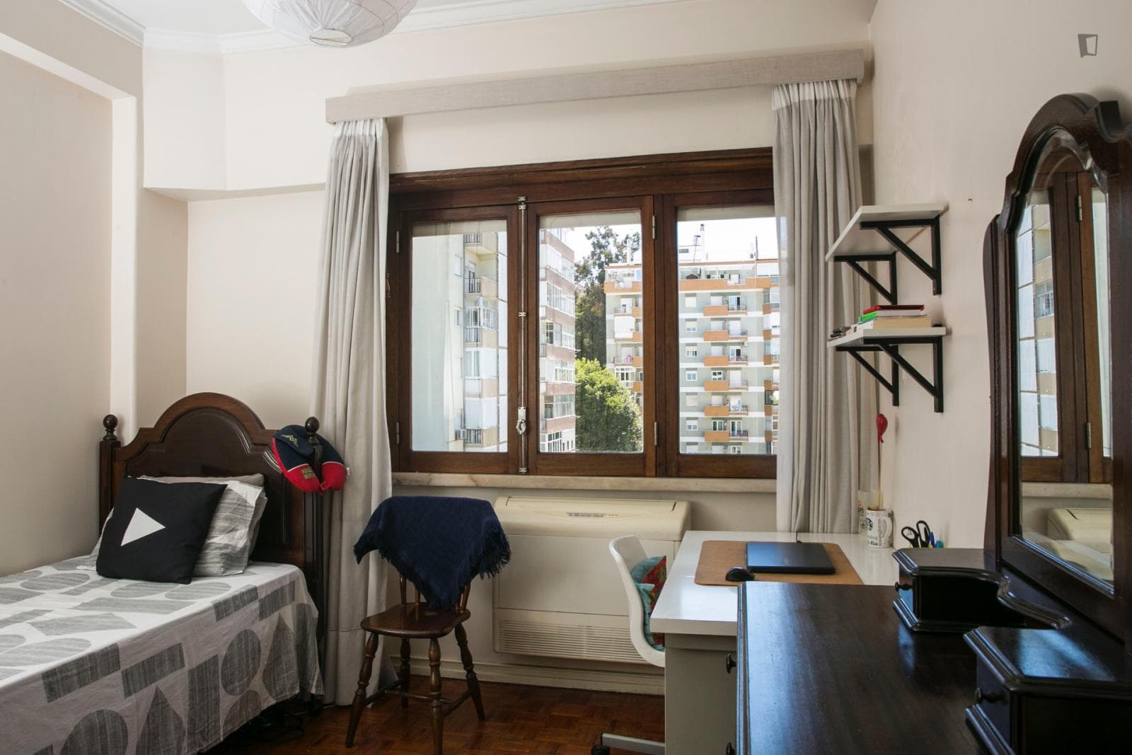 Student-friendly single bedroom in a student flat, in Benfica photo 1
