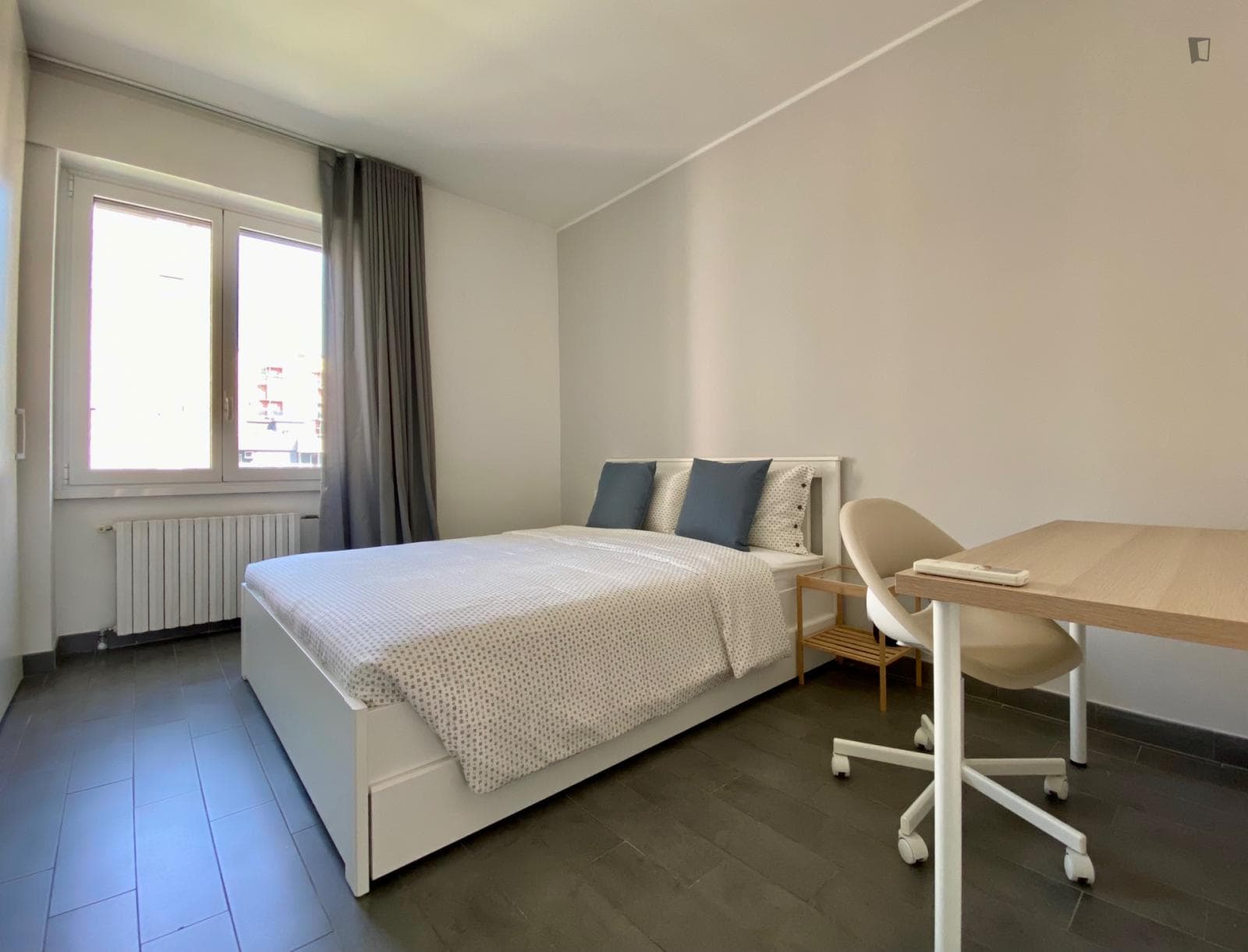 Cosy bedroom with double bed photo 1