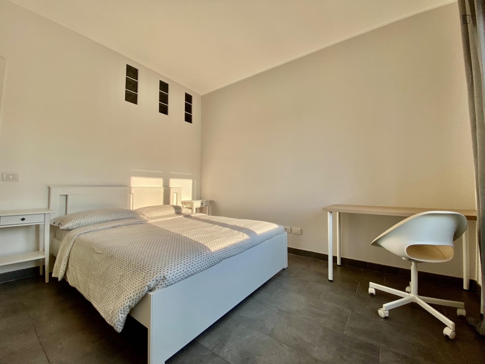 Sunny bedroom with double bed photo 1