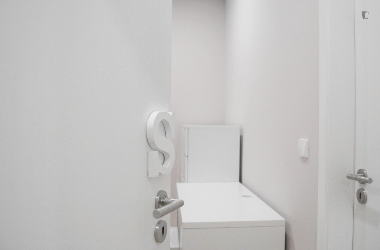Single bedroom, with private bathroom, in 1-bedroom house photo 1