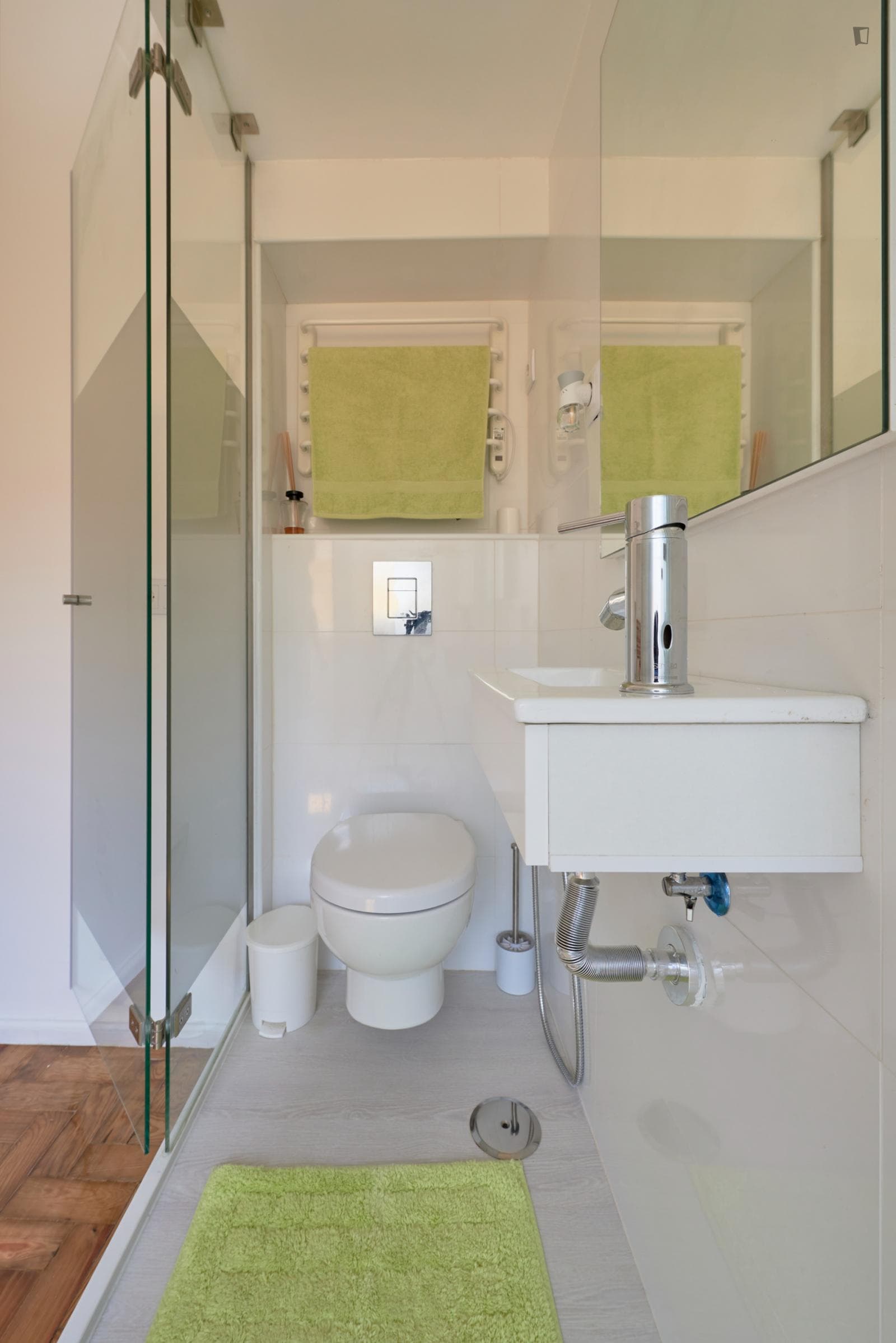 Bright studio with a balcony, in Alvalade photo 1