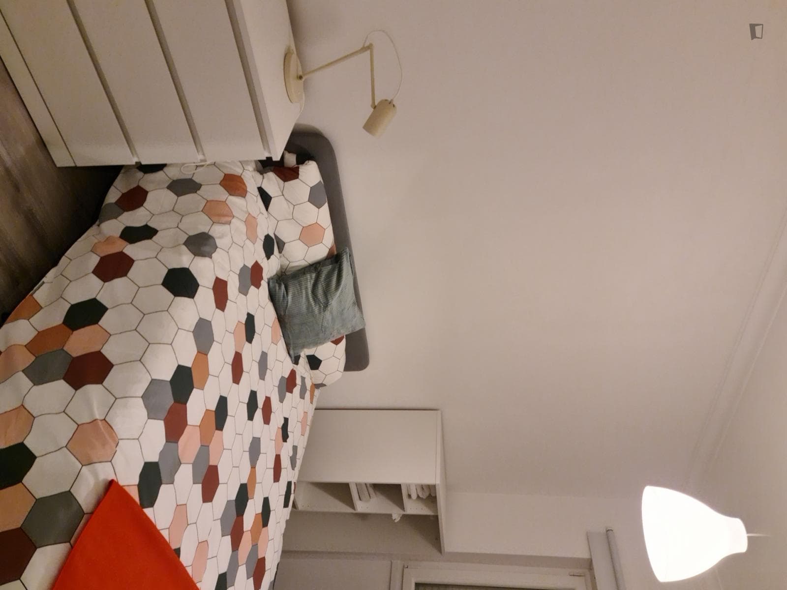 Snug double bedroom close to the Amadora Este metro photo 1