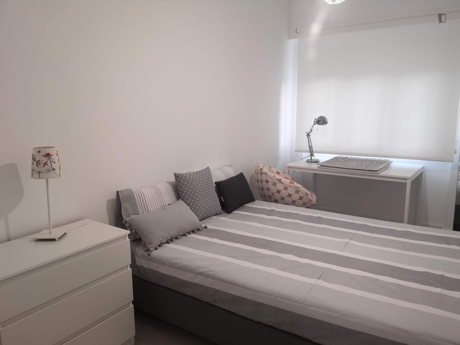 Pleasant double bedroom close to the Amadora Este metro photo 1