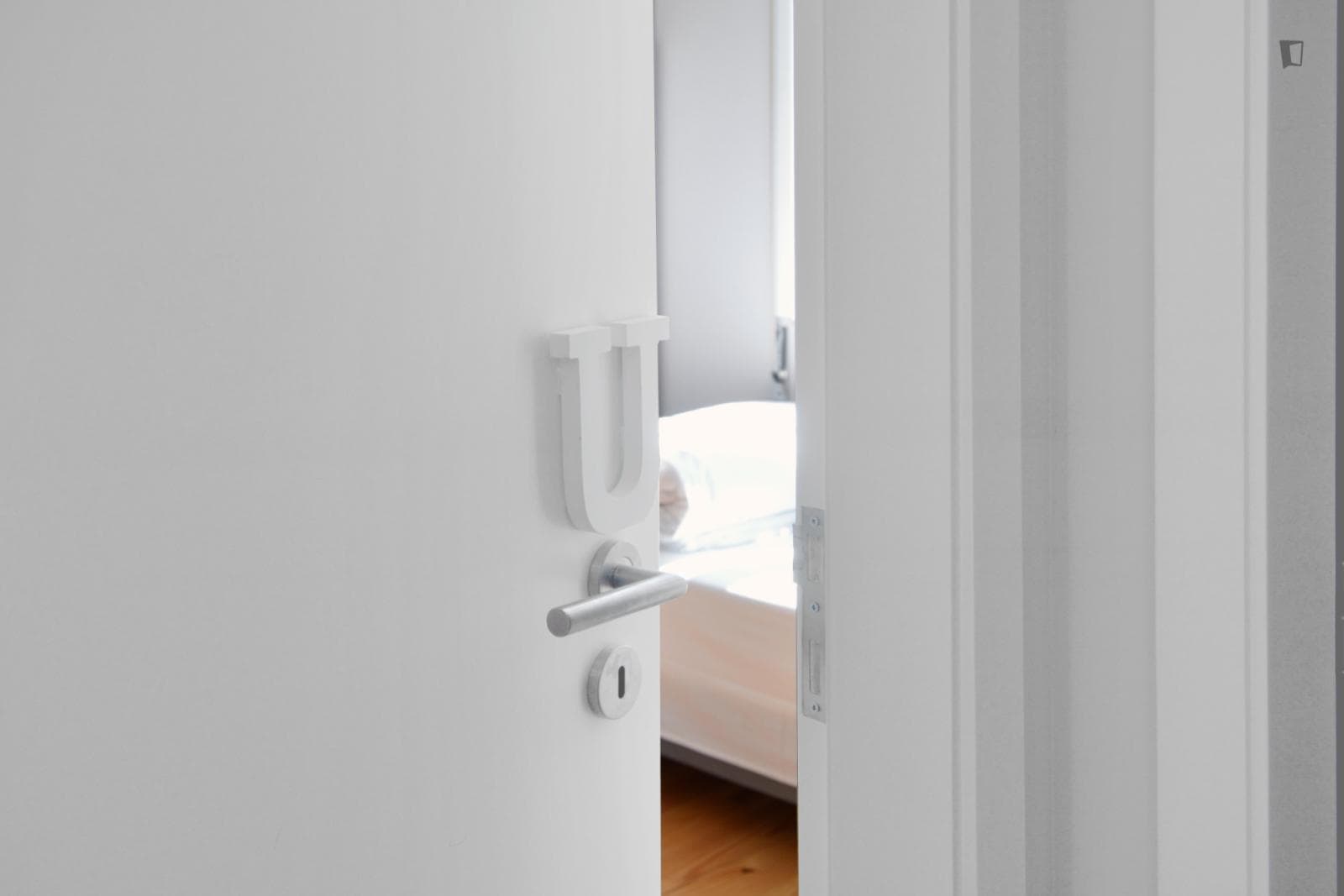 Single bedroom in 6-bedroom house photo 1