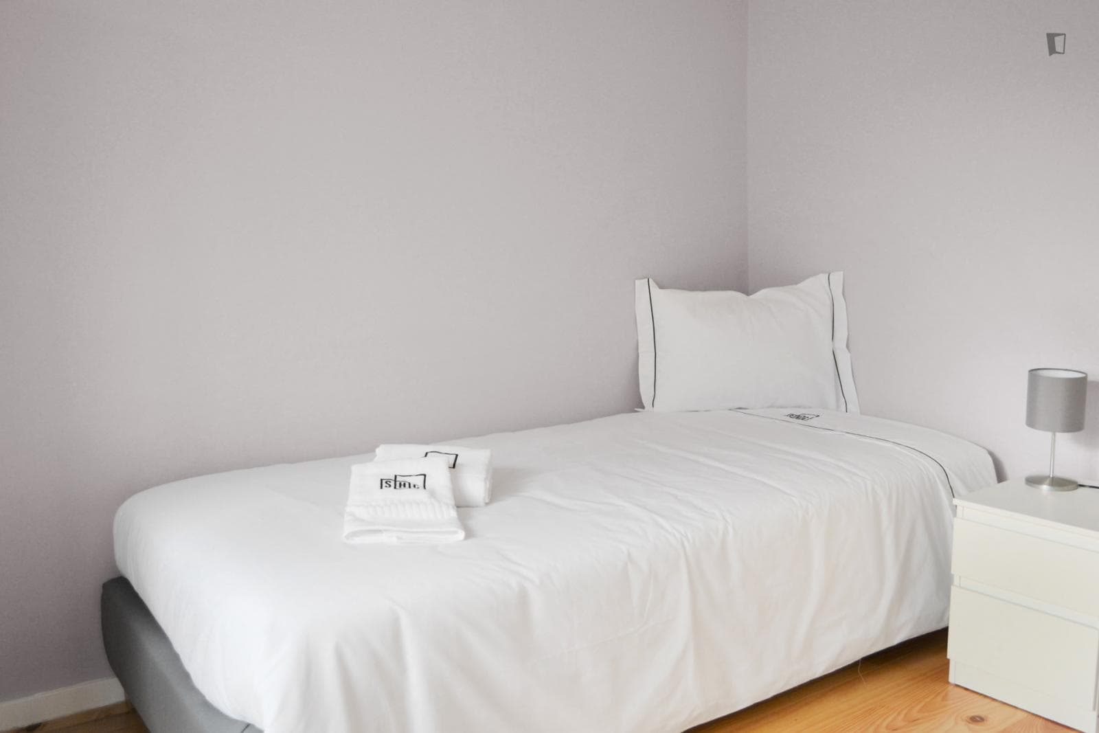 Single bedroom in 3-bedroom house photo 1
