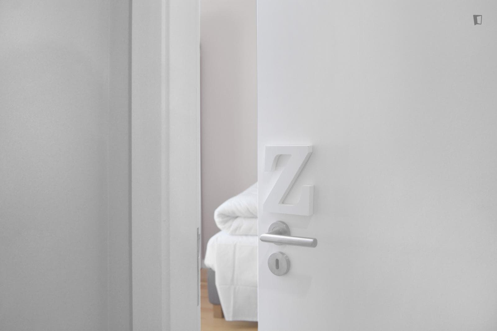Single bedroom in 2-bedroom house photo 1